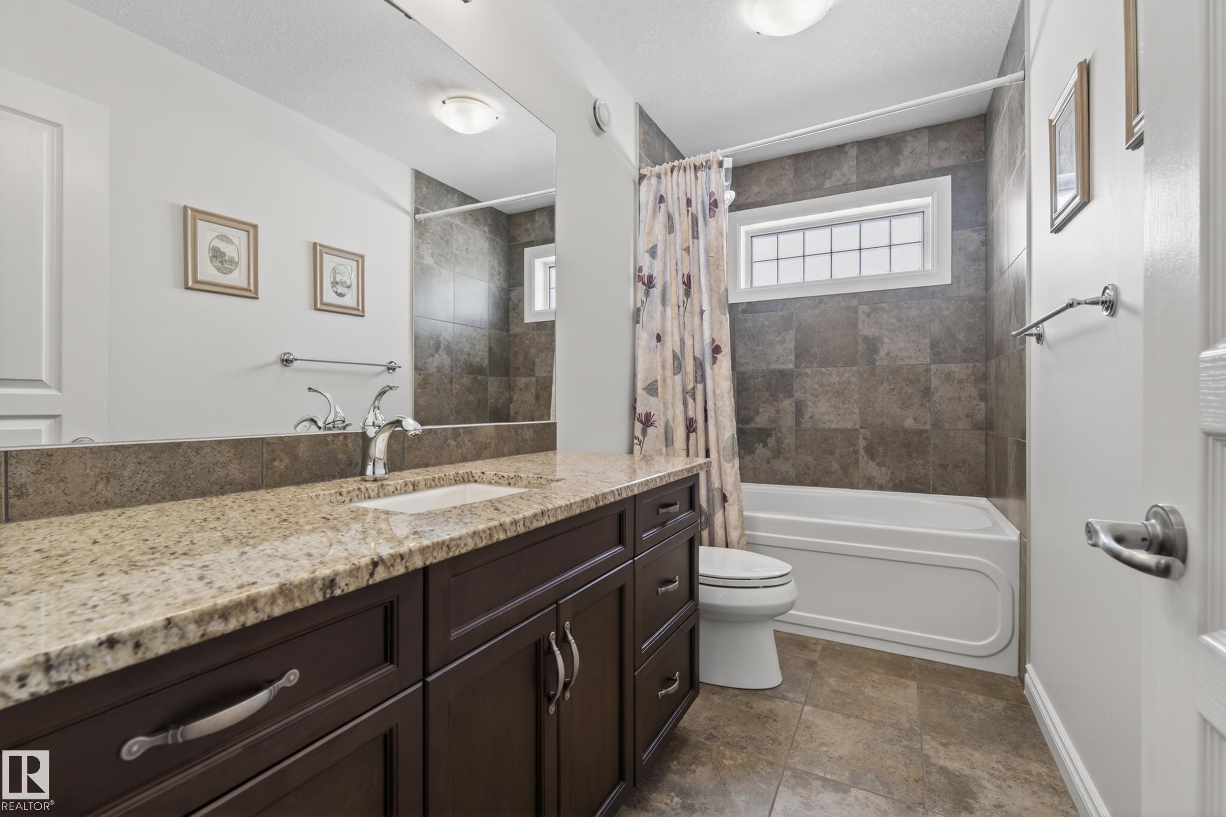 11523 80 Avenue, Edmonton, AB - Indoor Photo Showing Bathroom