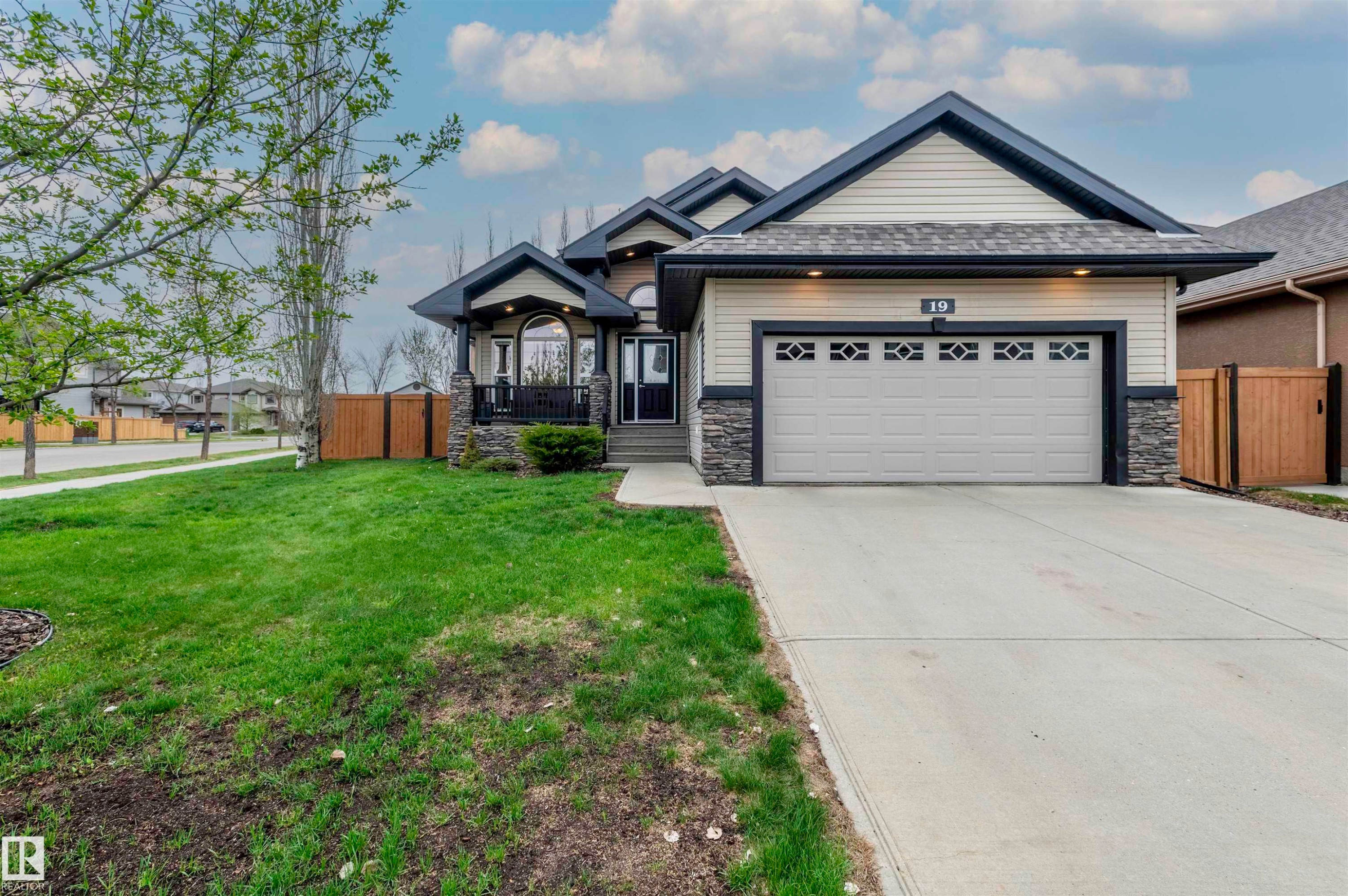 Contemporary single-story residence featuring light-toned siding and dark trim - 19 Newton Place, St. Albert, AB - Outdoor