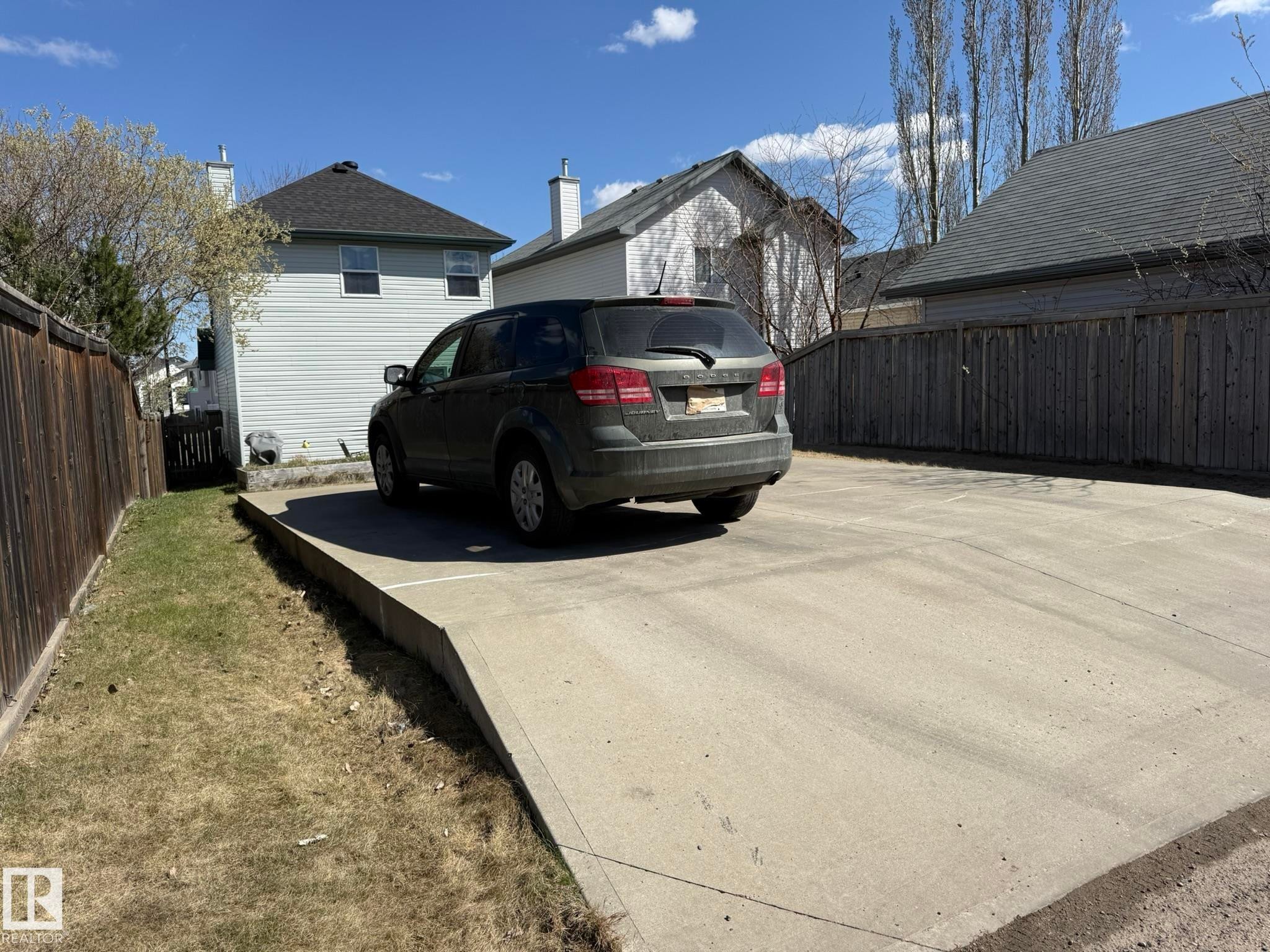 Concrete parking pad featuring multiple vehicle capacity - 645 Windross Crescent, Edmonton, AB