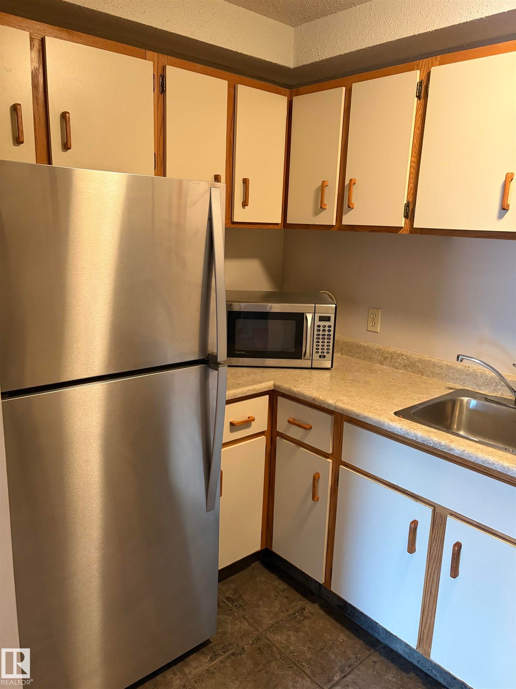 #304 9854 88 Av Nw, Edmonton, AB - Indoor Photo Showing Kitchen
