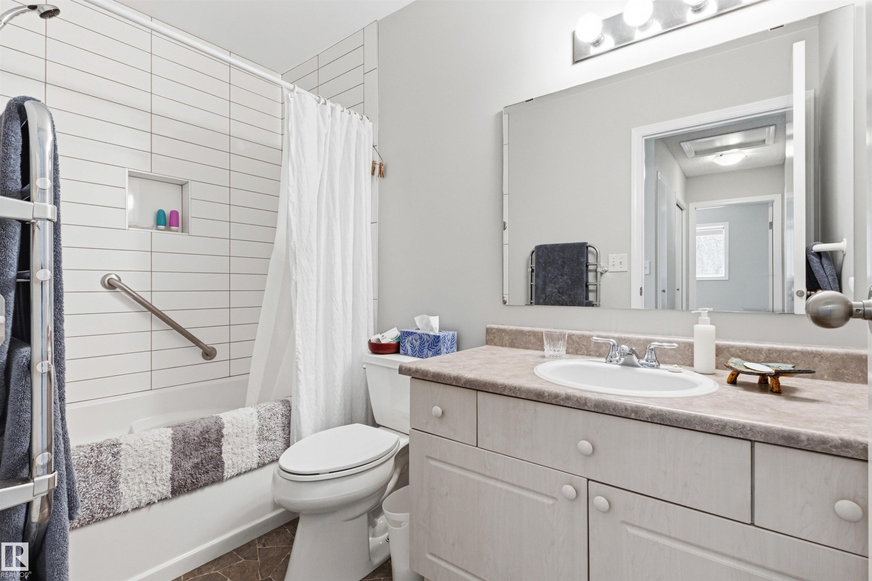 9638 108A Avenue, Edmonton, AB - Indoor Photo Showing Bathroom
