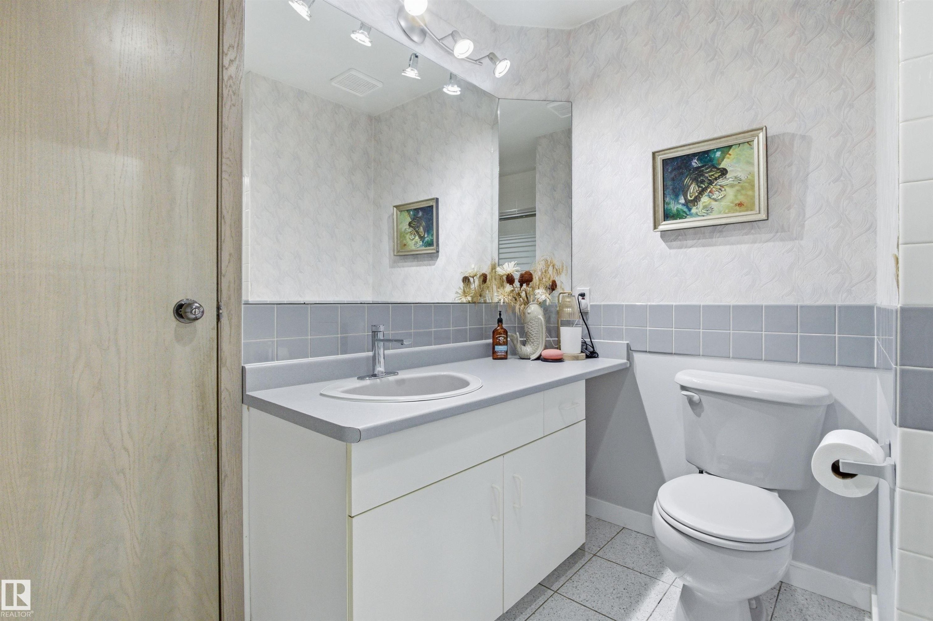 1116 111A Street, Edmonton, AB - Indoor Photo Showing Bathroom