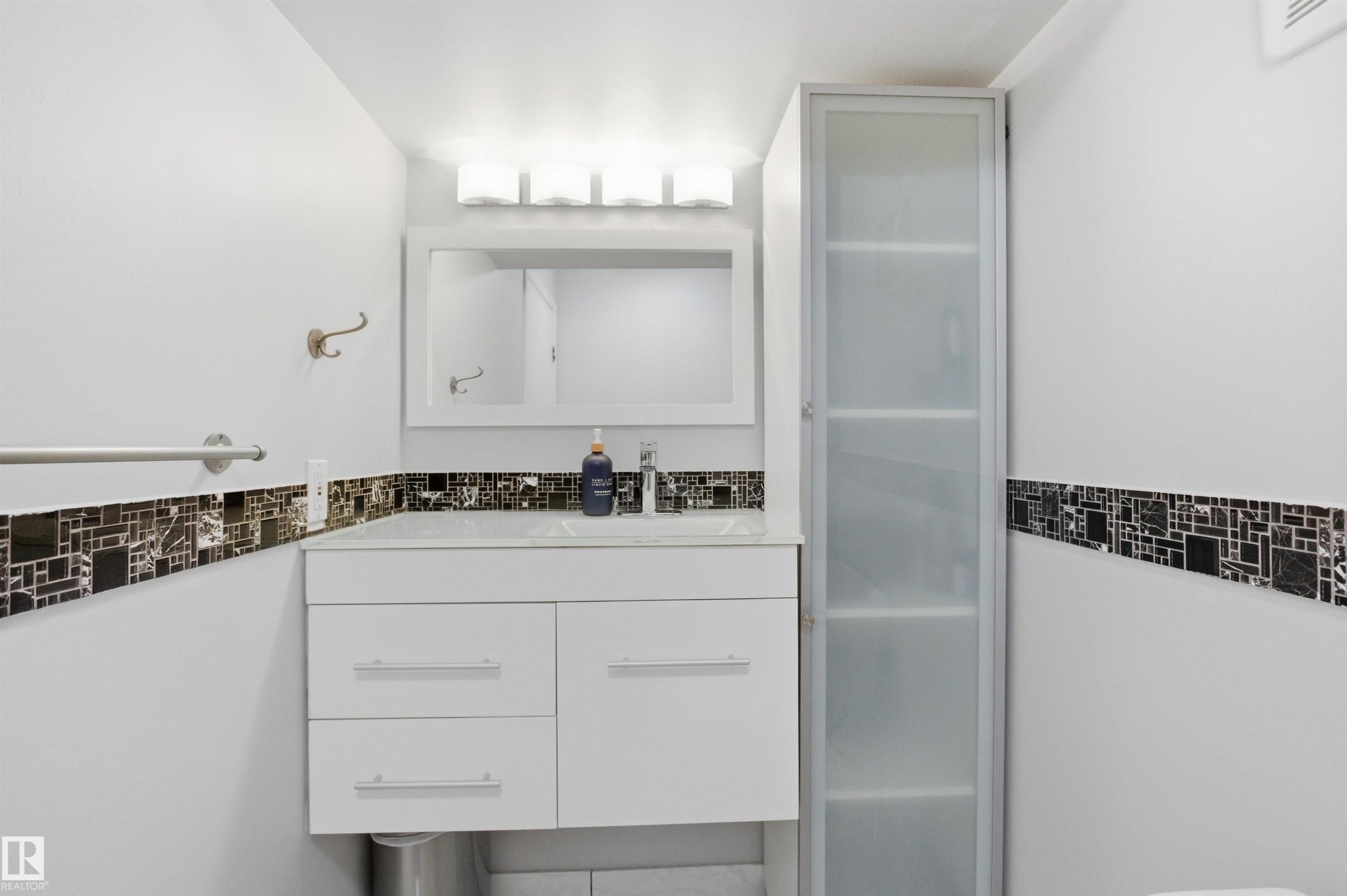 1116 111A Street, Edmonton, AB - Indoor