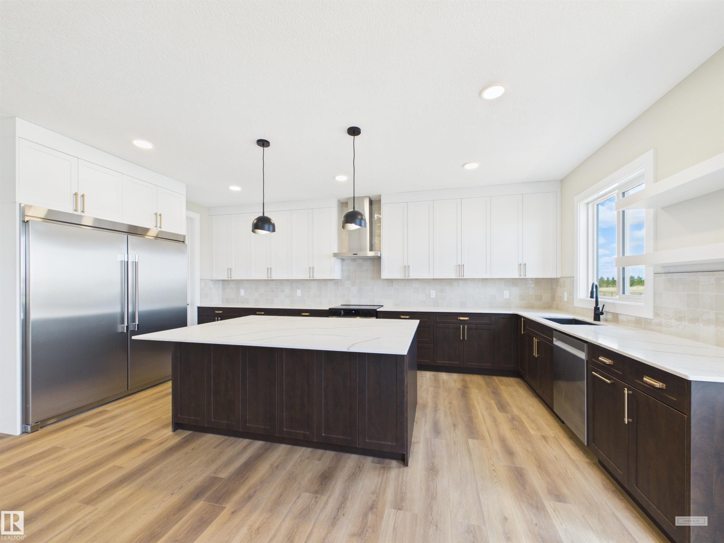 2010 Genesis Lane, Stony Plain, AB - Indoor Photo Showing Kitchen With Upgraded Kitchen