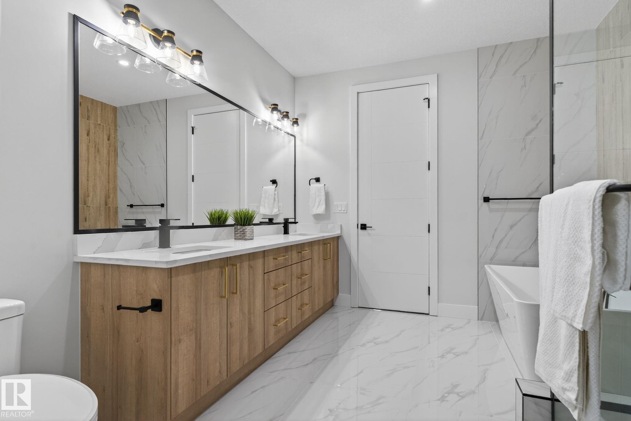 15728 9 Street, Edmonton, AB - Indoor Photo Showing Bathroom