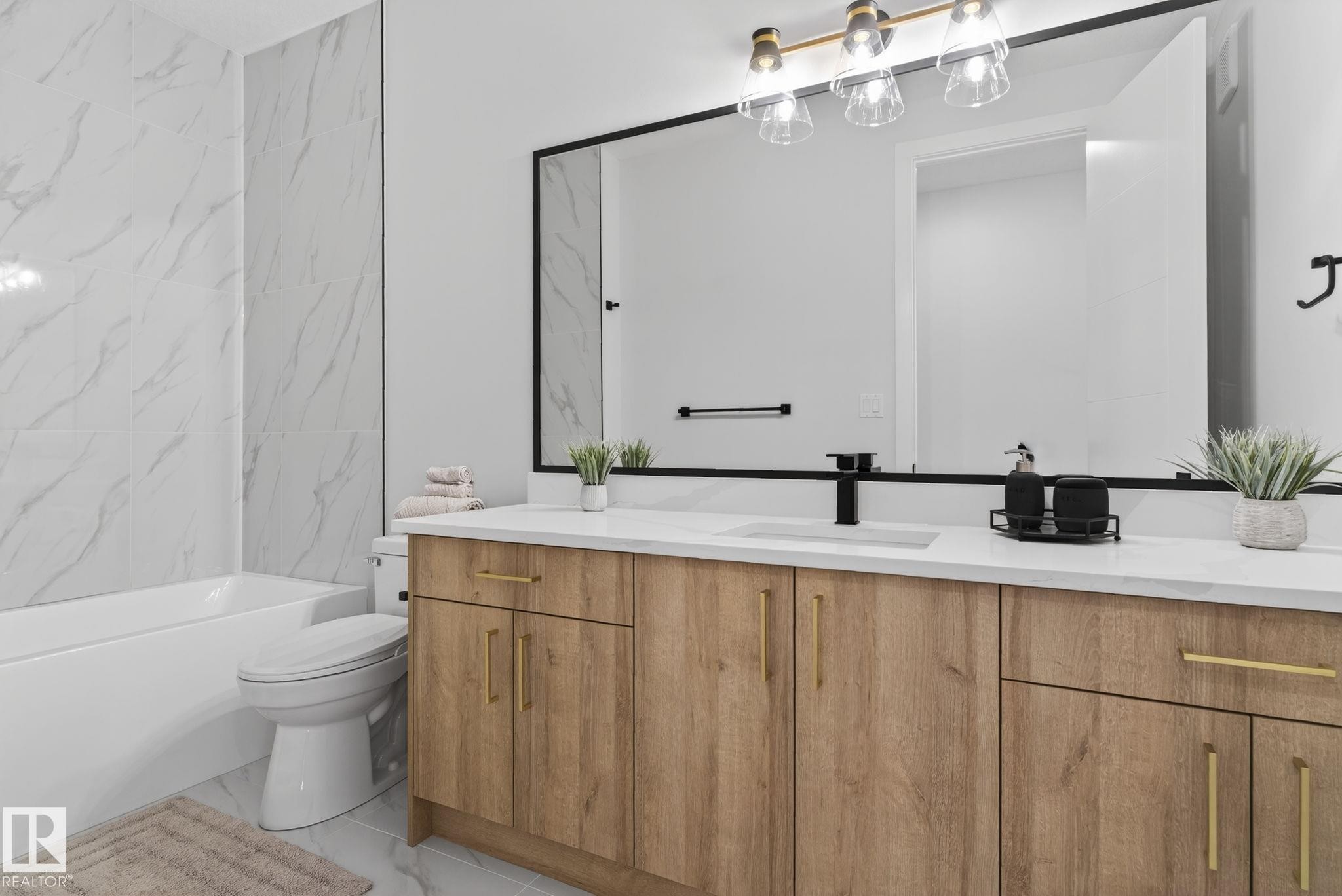 15728 9 Street, Edmonton, AB - Indoor Photo Showing Bathroom