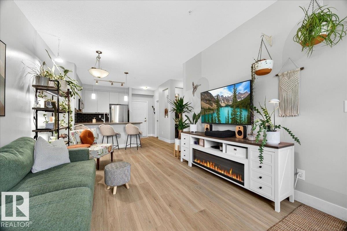 103 2590 Anderson Way, Edmonton, AB - Indoor Photo Showing Living Room