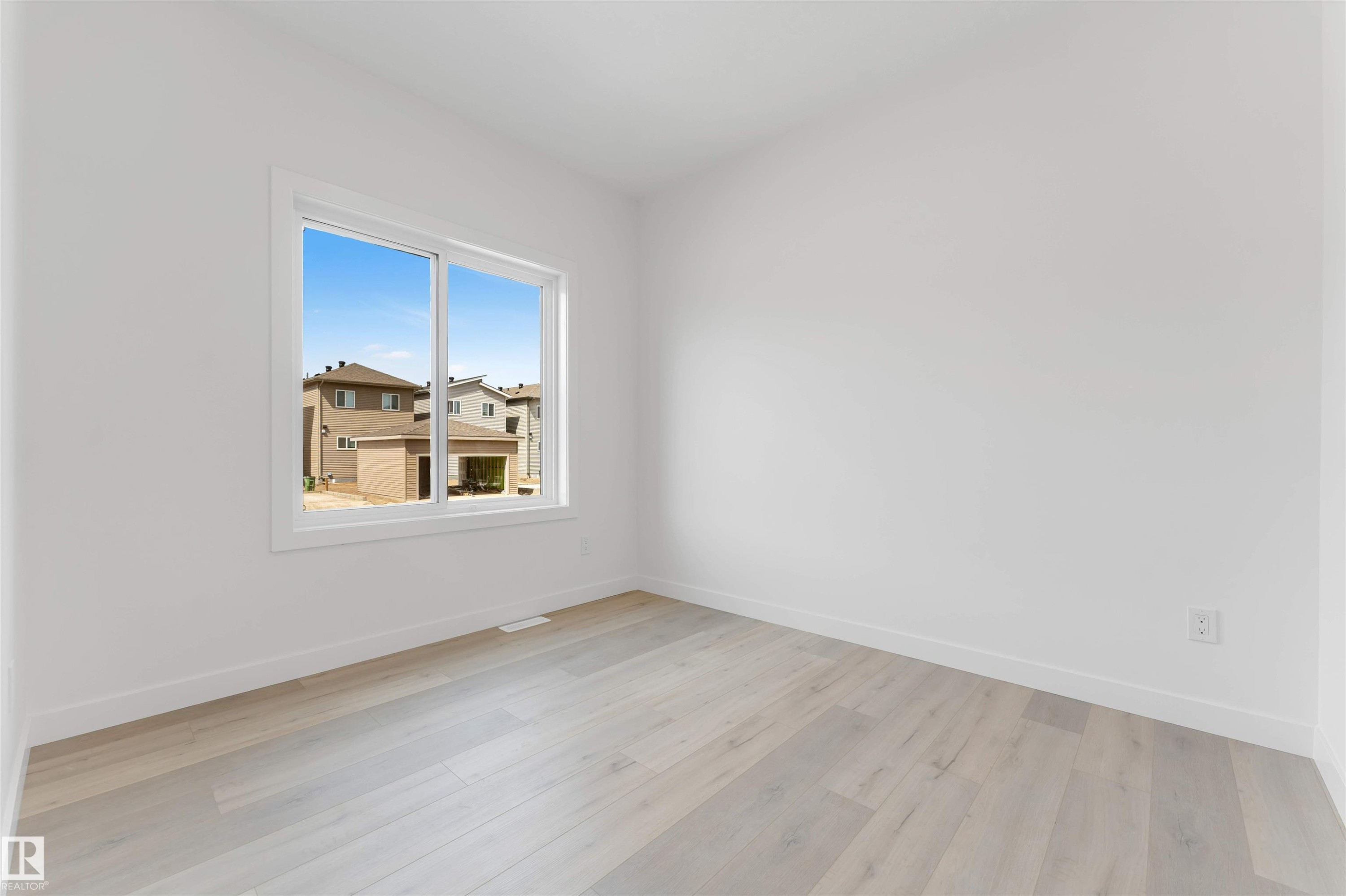 232 24 Street, Edmonton, AB - Indoor Photo Showing Other Room