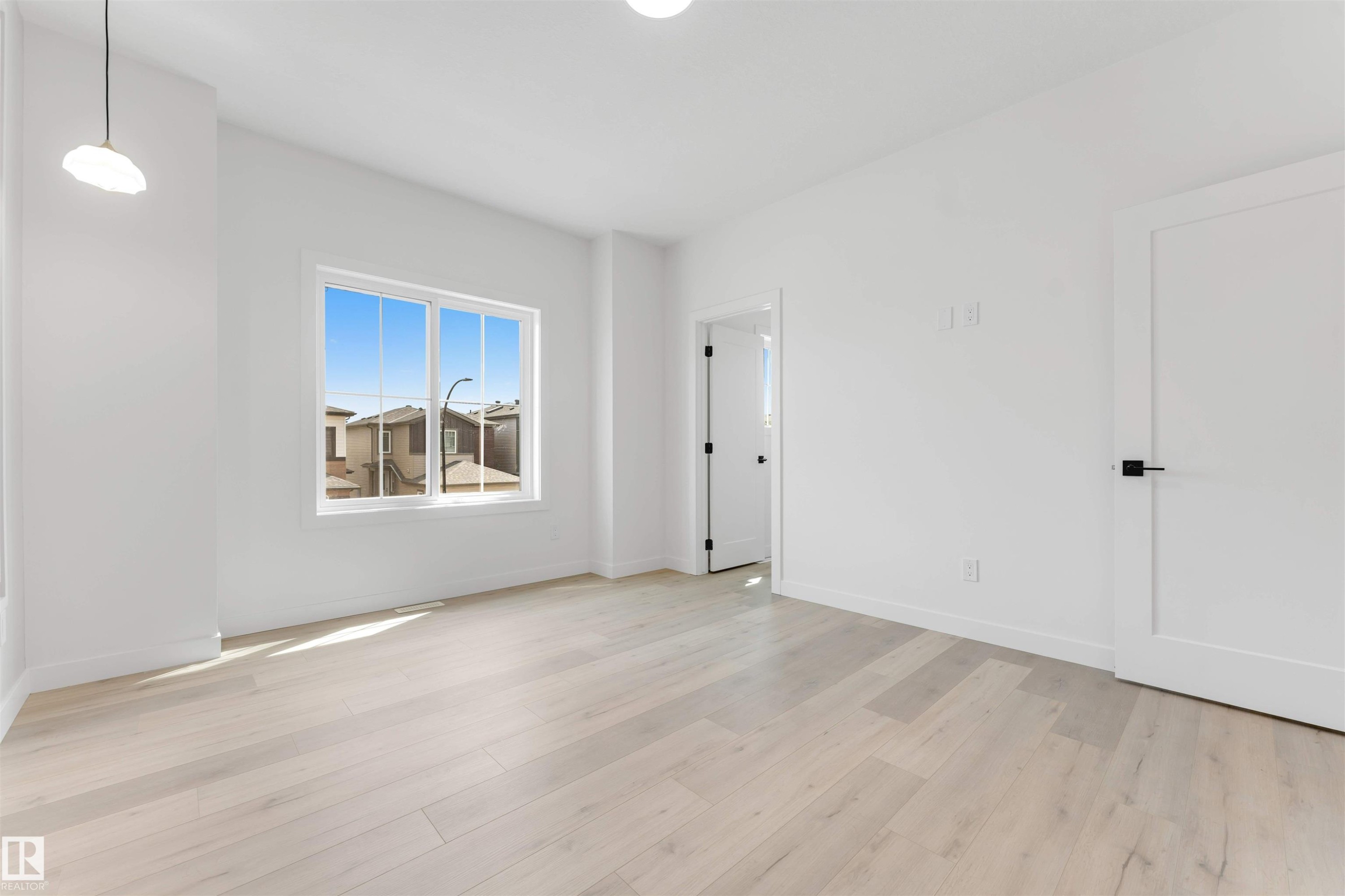 232 24 Street, Edmonton, AB - Indoor Photo Showing Other Room