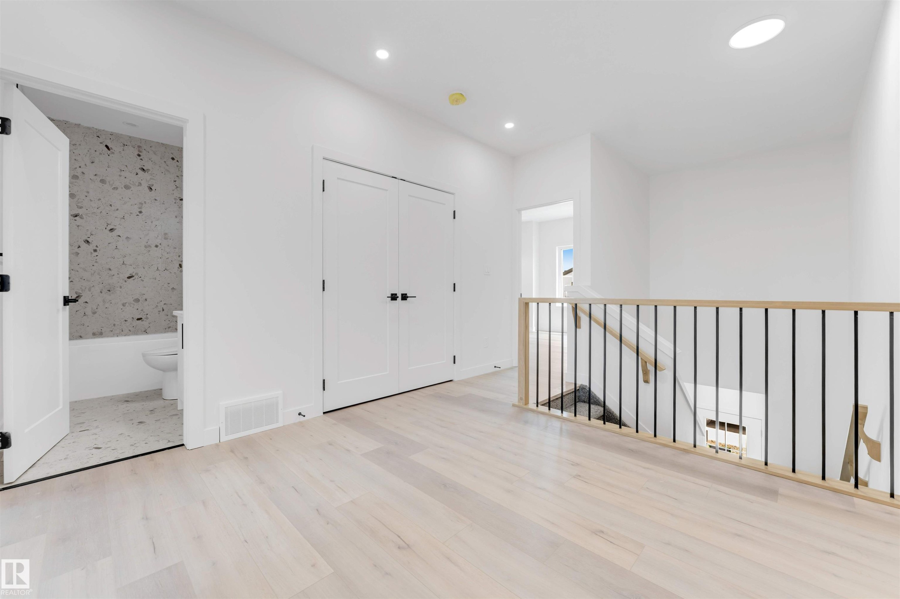 232 24 Street, Edmonton, AB - Indoor Photo Showing Other Room