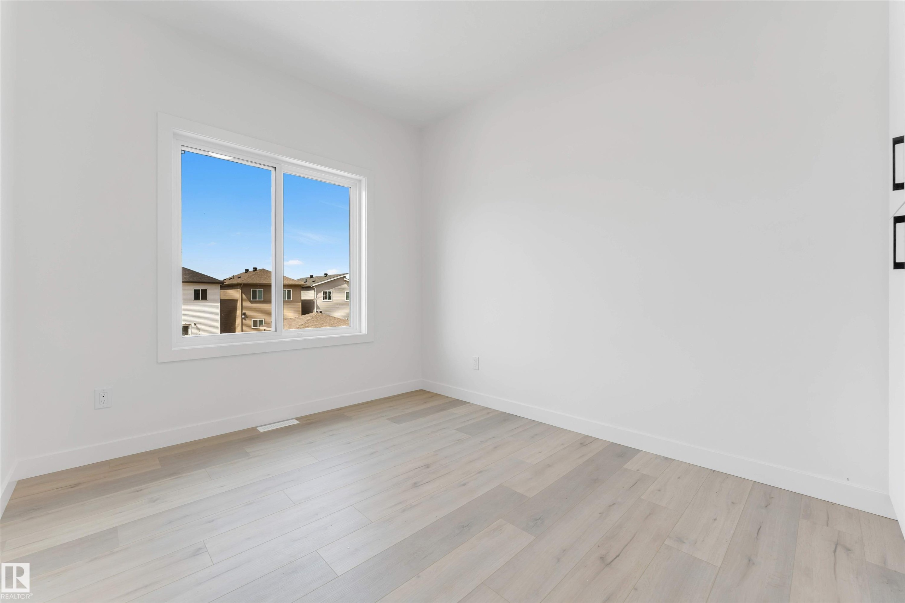 232 24 Street, Edmonton, AB - Indoor Photo Showing Other Room