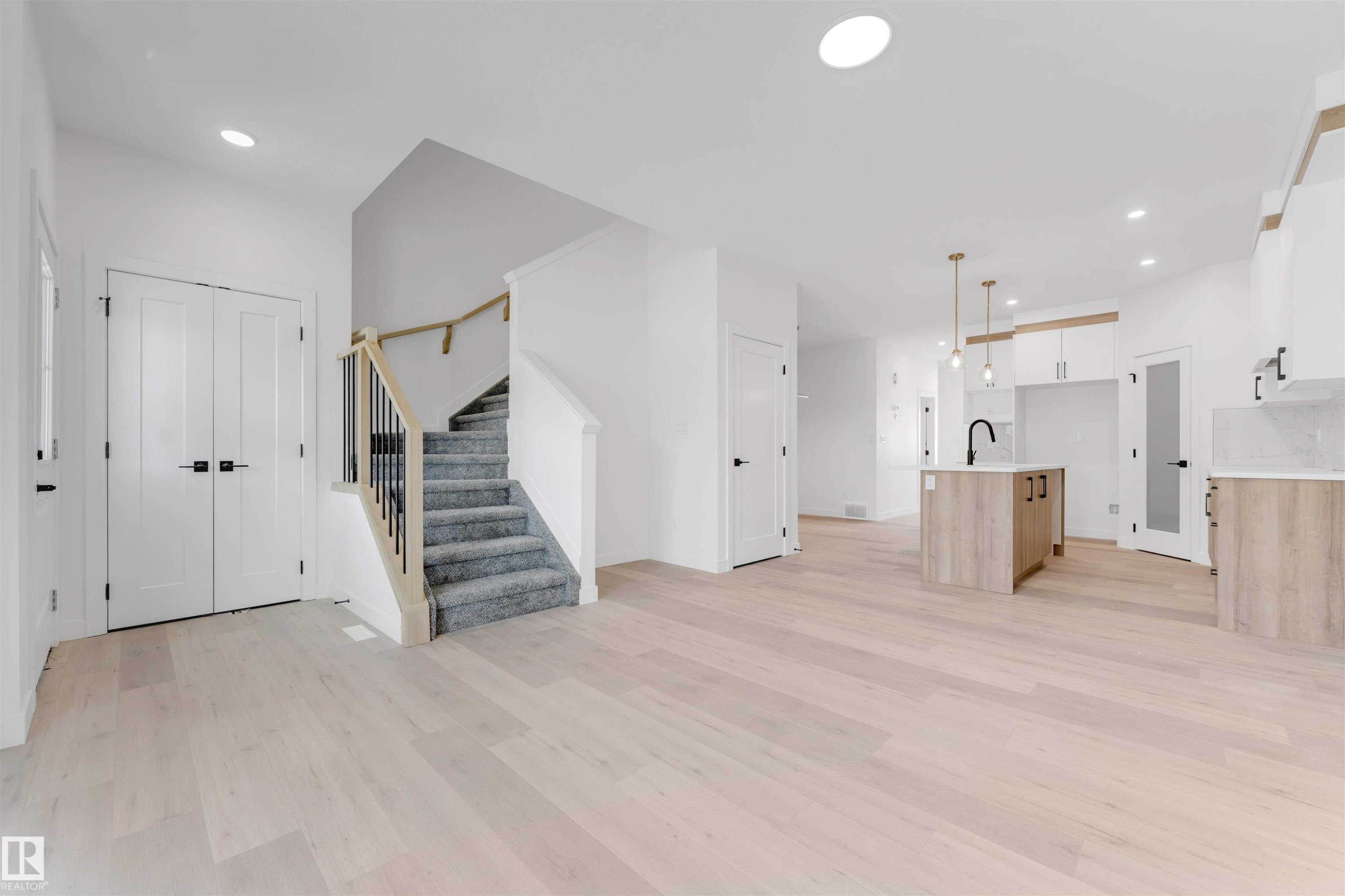 232 24 Street, Edmonton, AB - Indoor Photo Showing Other Room