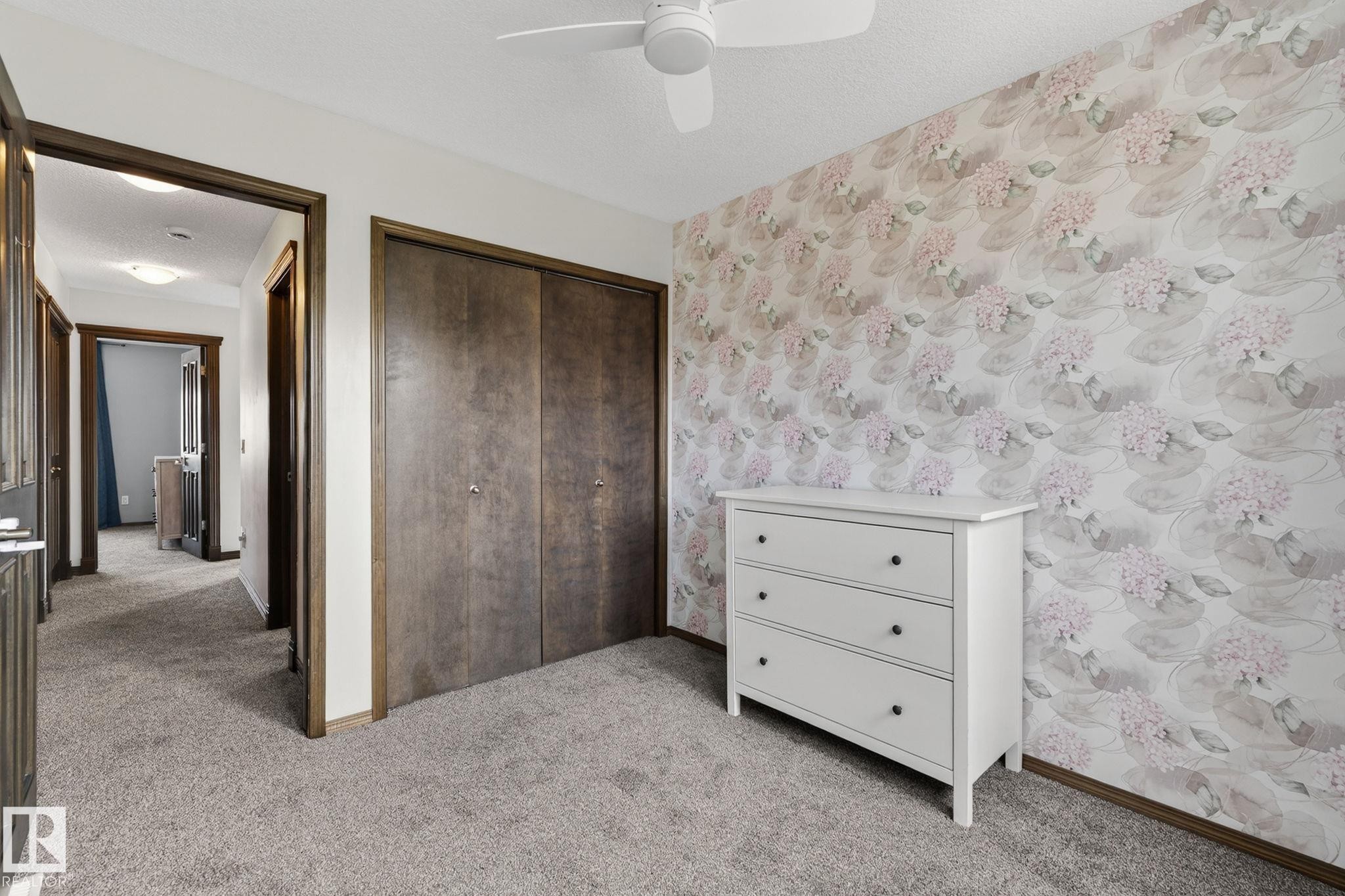 Bedroom featuring floral pattern wallpaper, a ceiling fan, and carpet flooring - 108 Hewitt Circle, Spruce Grove, AB - Indoor