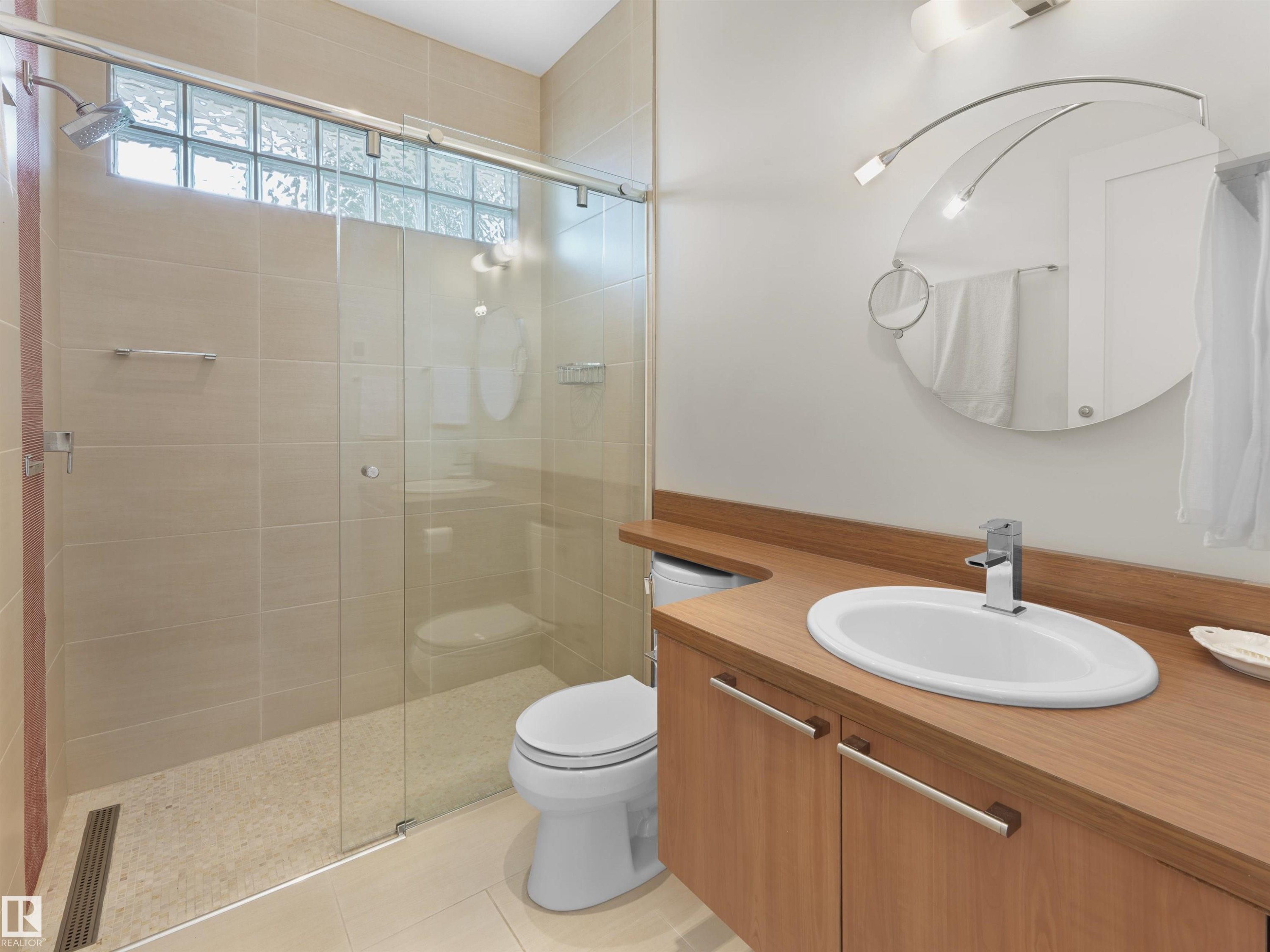 28 Riverside Crescent, Edmonton, AB - Indoor Photo Showing Bathroom