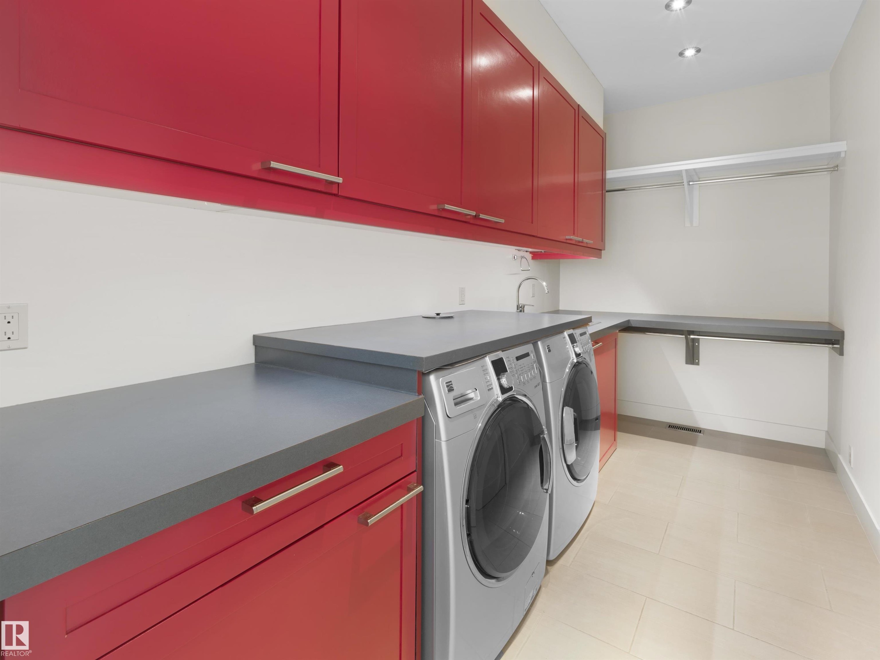 28 Riverside Crescent, Edmonton, AB - Indoor Photo Showing Laundry Room