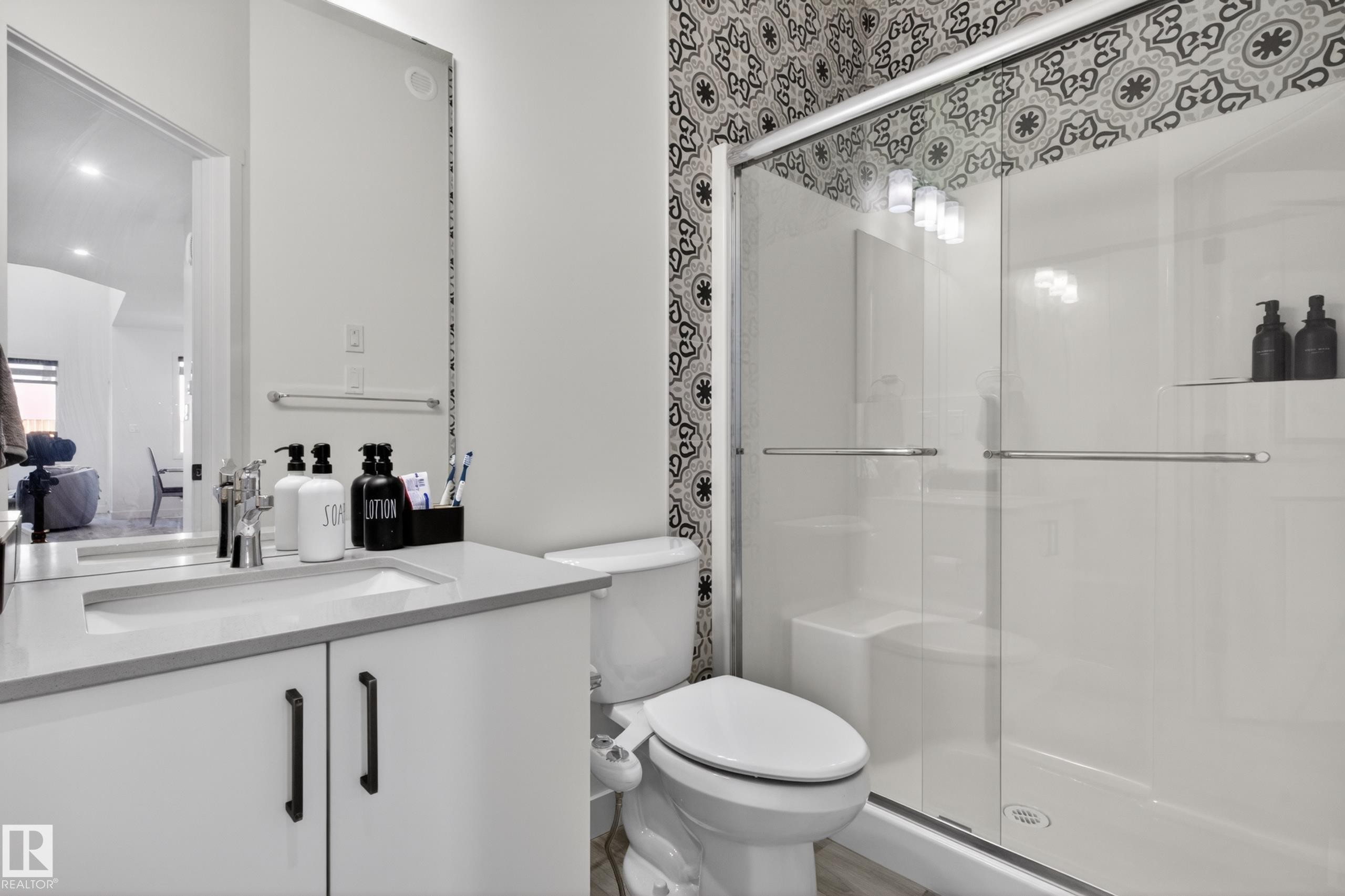 1412 11 Avenue, Edmonton, AB - Indoor Photo Showing Bathroom