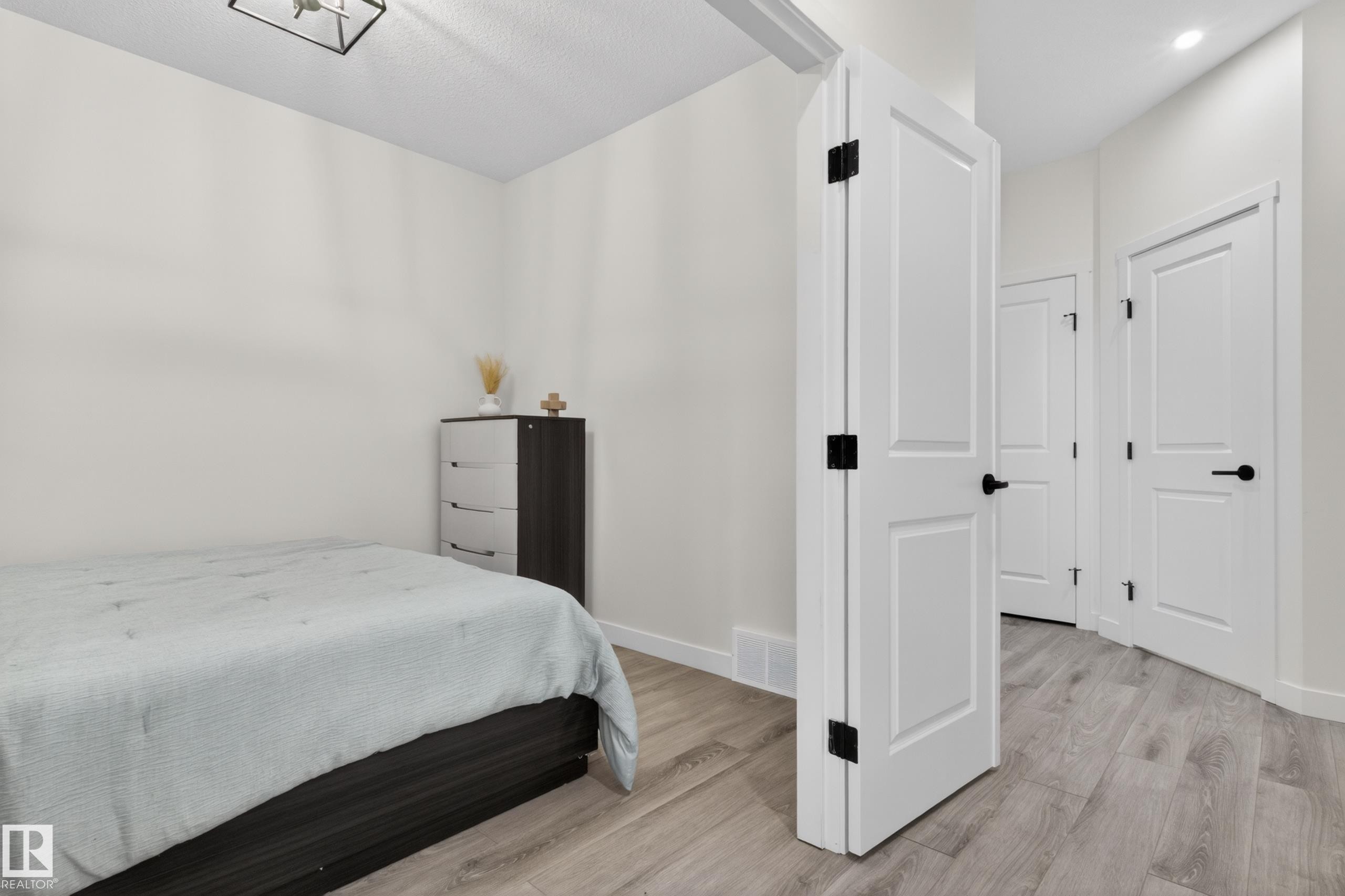 1412 11 Avenue, Edmonton, AB - Indoor Photo Showing Bedroom