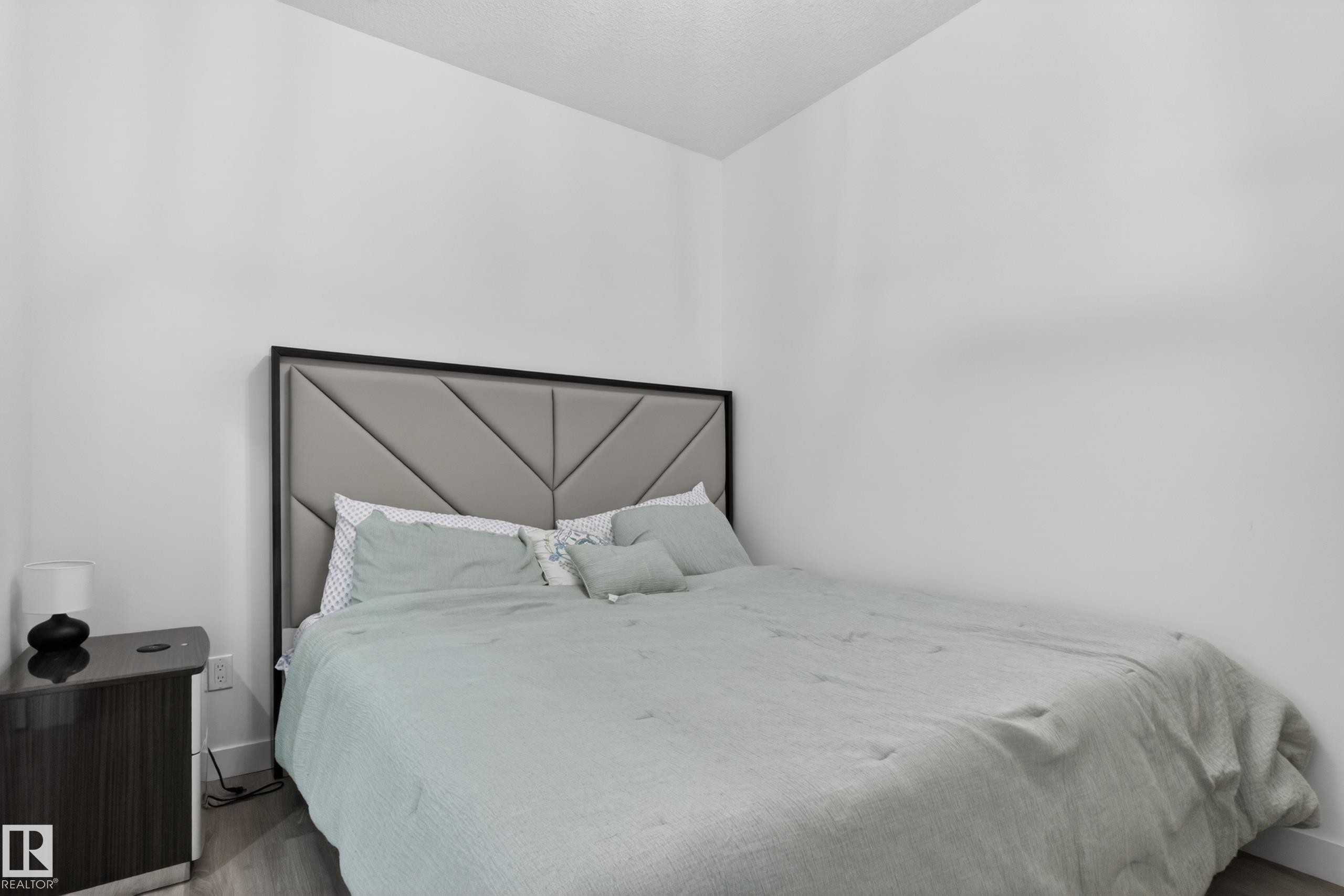 1412 11 Avenue, Edmonton, AB - Indoor Photo Showing Bedroom
