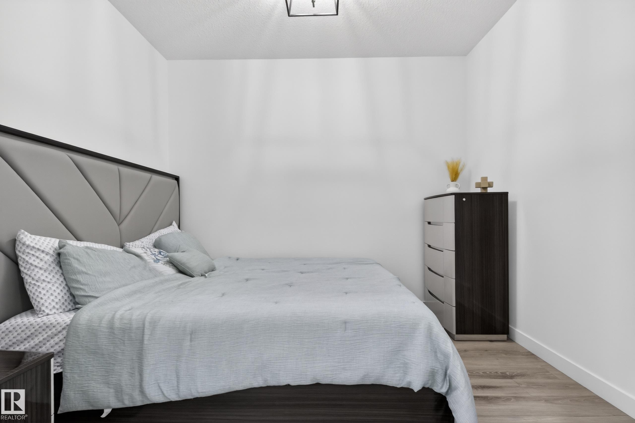 1412 11 Avenue, Edmonton, AB - Indoor Photo Showing Bedroom