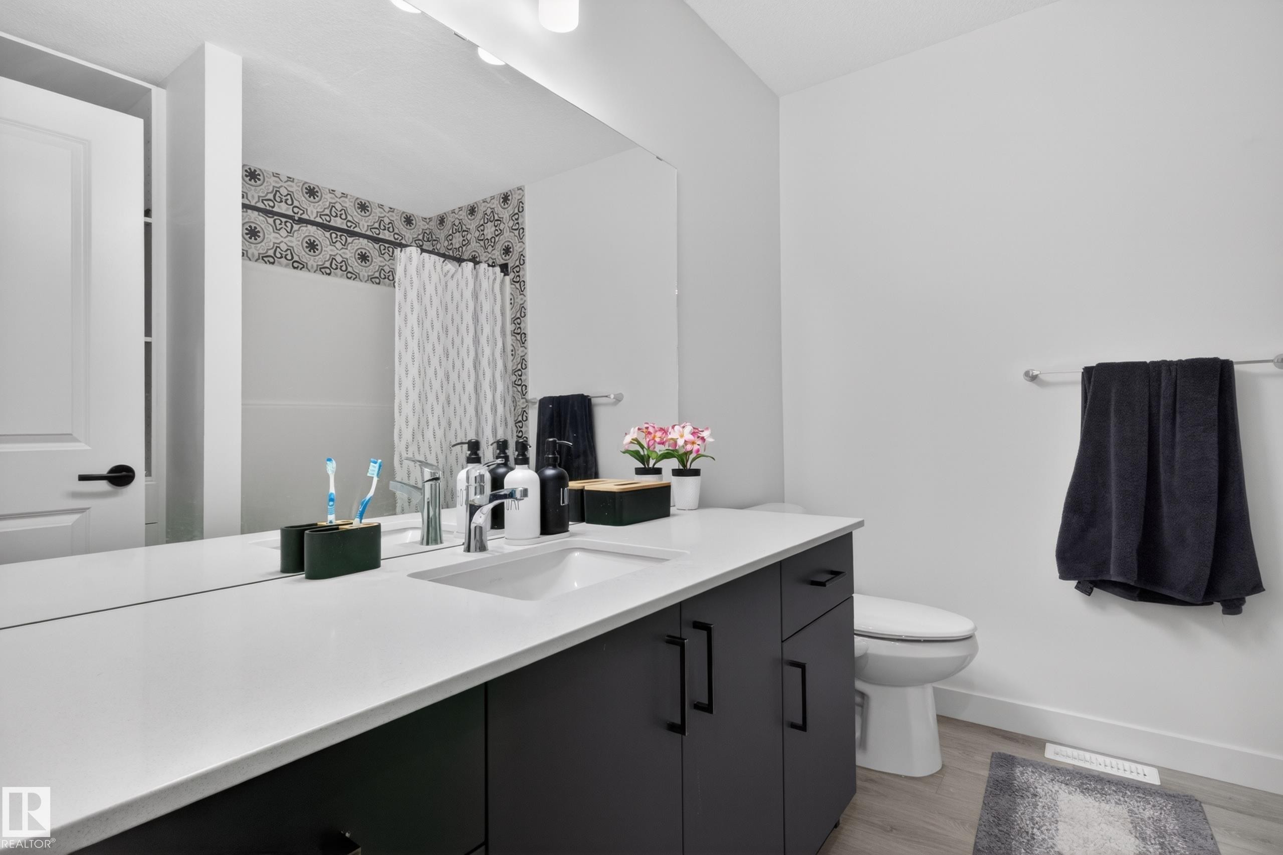 1412 11 Avenue, Edmonton, AB - Indoor Photo Showing Bathroom