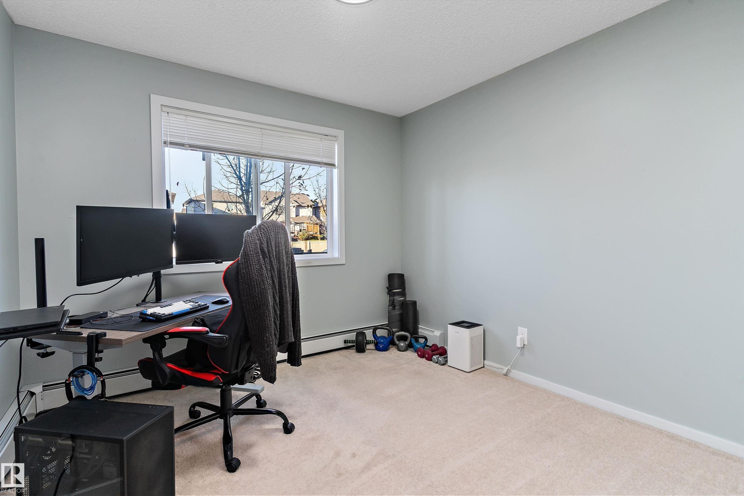 Neutral-toned wall paint with carpeted flooring - 122 3357 16A Avenue, Edmonton, AB - Indoor Photo Showing Office