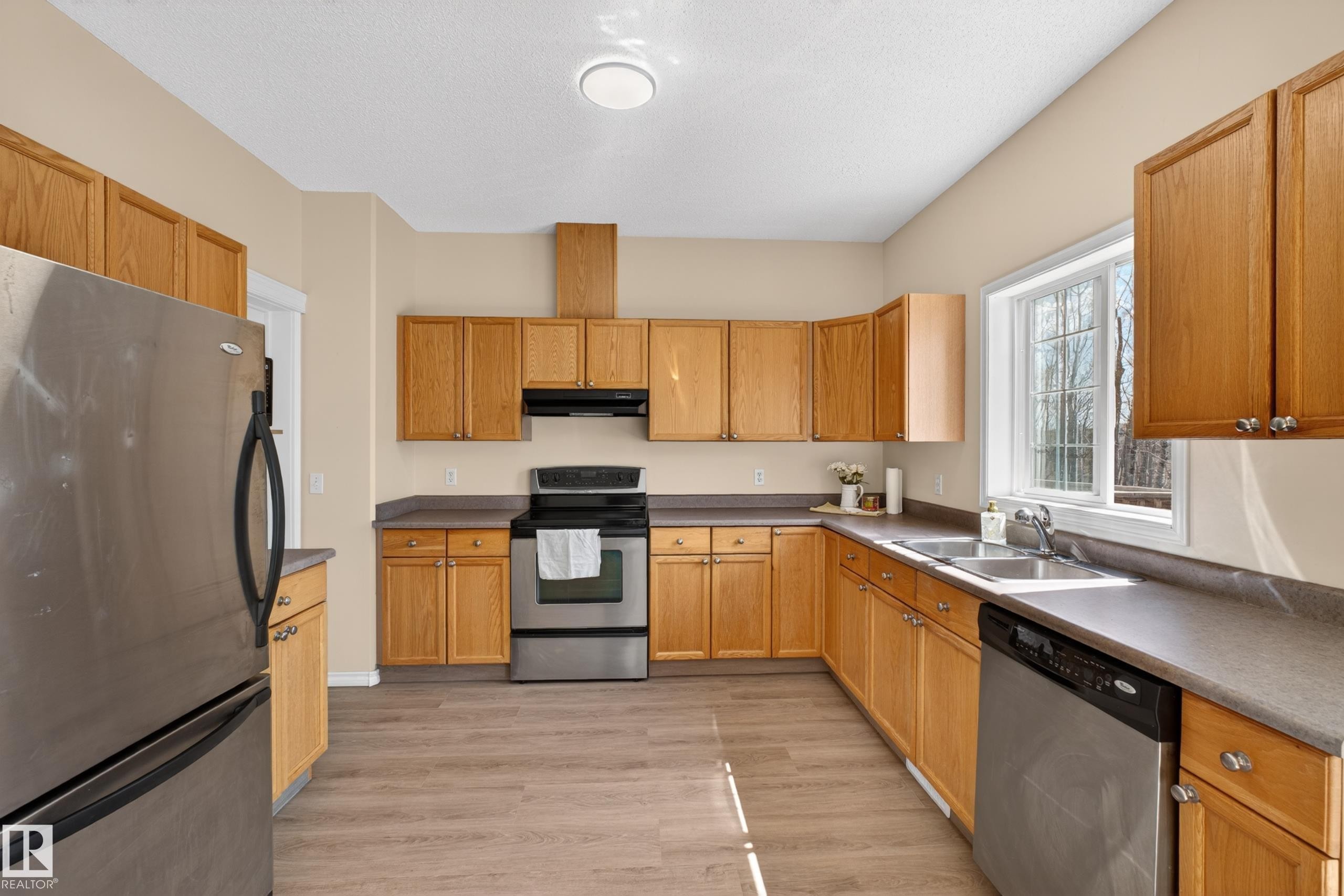 28 1780 Glastonbury Boulevard, Edmonton, AB - Indoor Photo Showing Kitchen With Double Sink