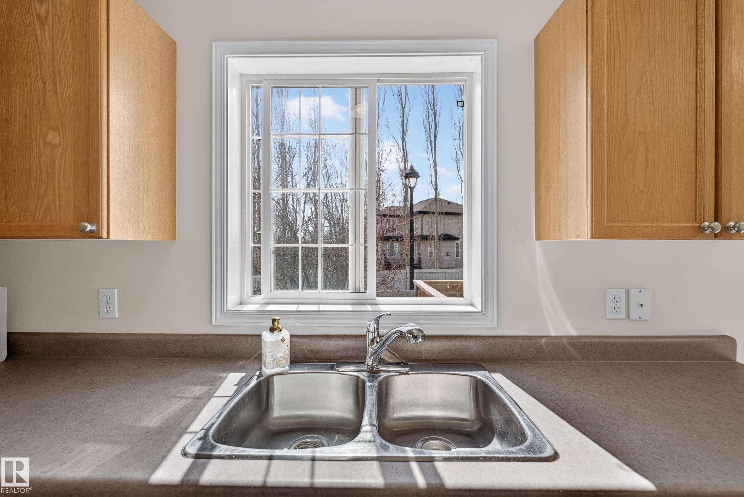 28 1780 Glastonbury Boulevard, Edmonton, AB - Indoor Photo Showing Kitchen With Double Sink