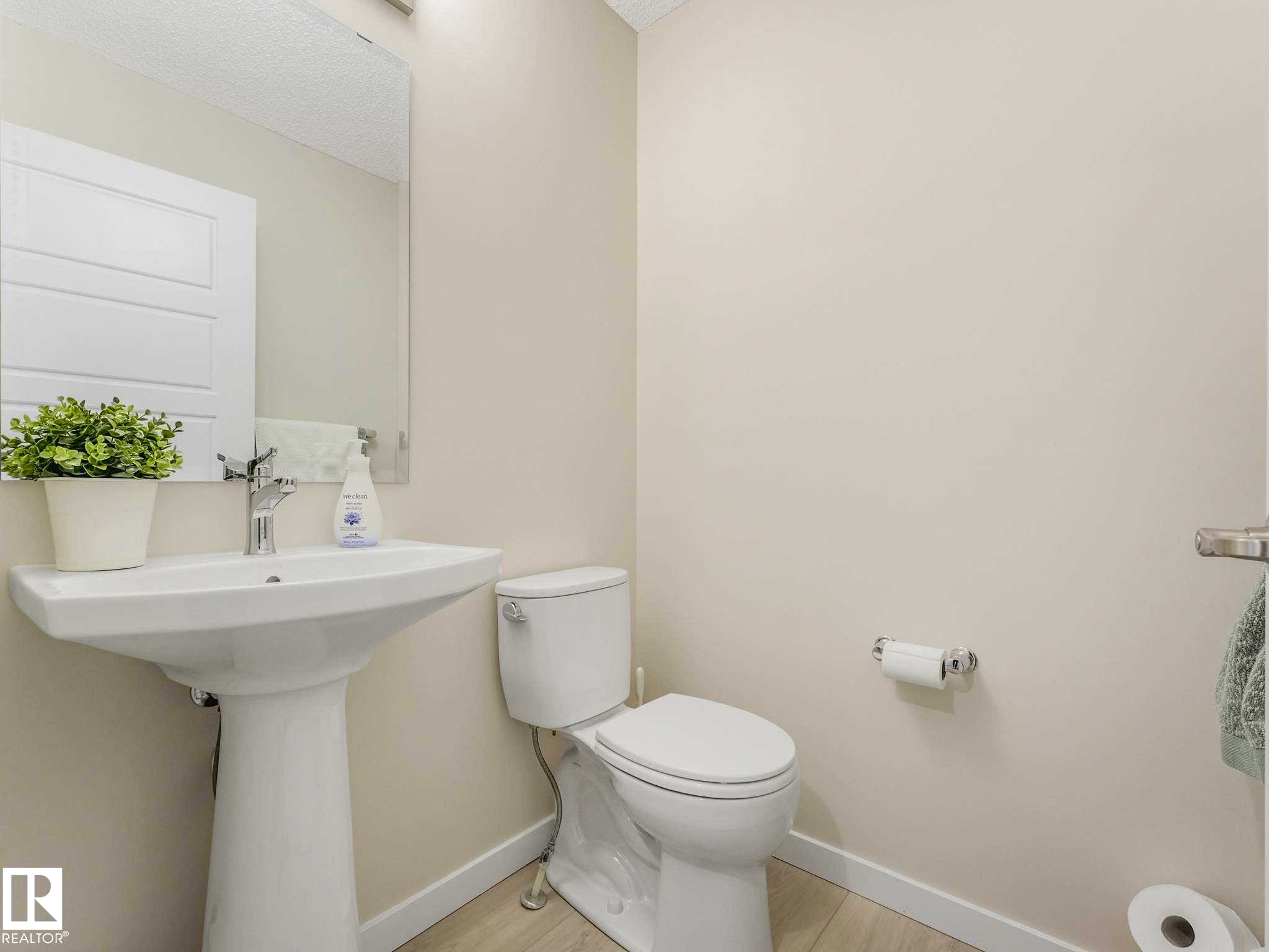 2426 Trumpeter Way, Edmonton, AB - Indoor Photo Showing Bathroom