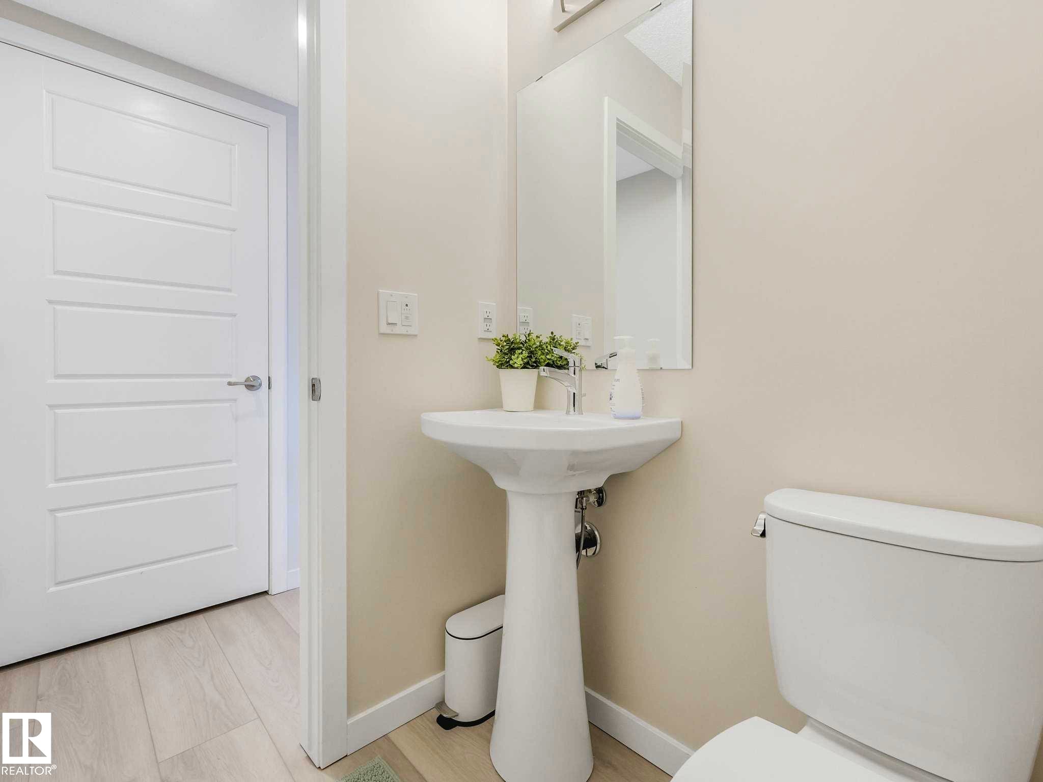 2426 Trumpeter Way, Edmonton, AB - Indoor Photo Showing Bathroom