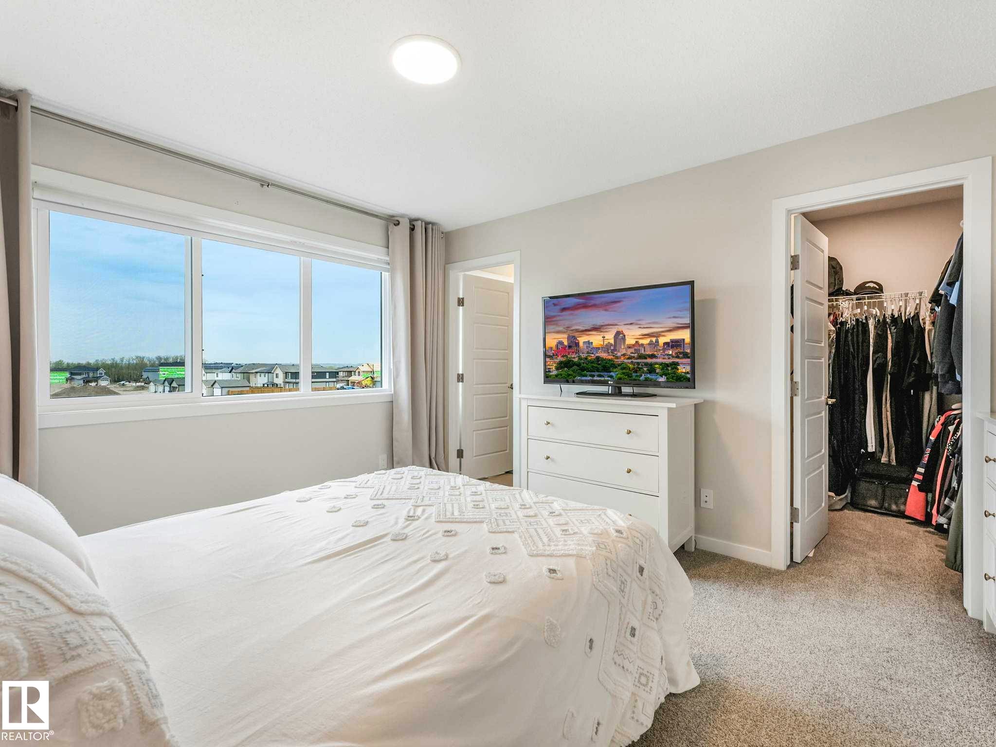 2426 Trumpeter Way, Edmonton, AB - Indoor Photo Showing Bedroom