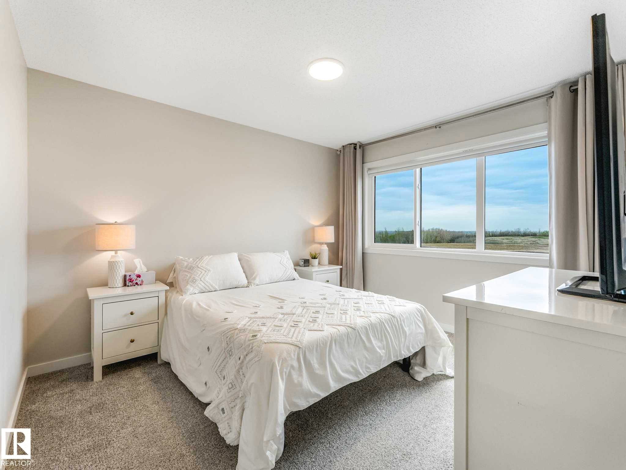2426 Trumpeter Way, Edmonton, AB - Indoor Photo Showing Bedroom