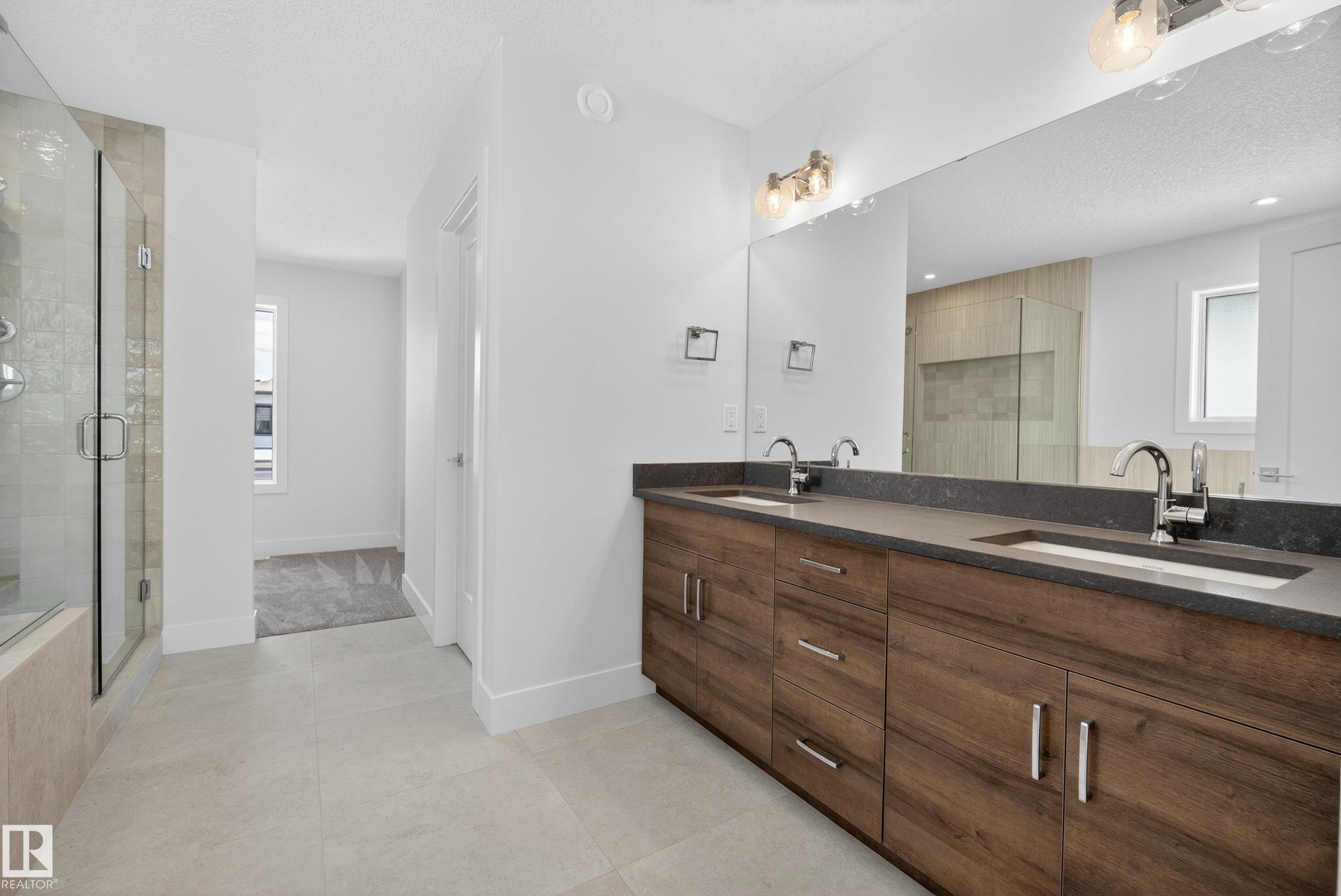 7089 Kiviaq Crescent, Edmonton, AB - Indoor Photo Showing Bathroom