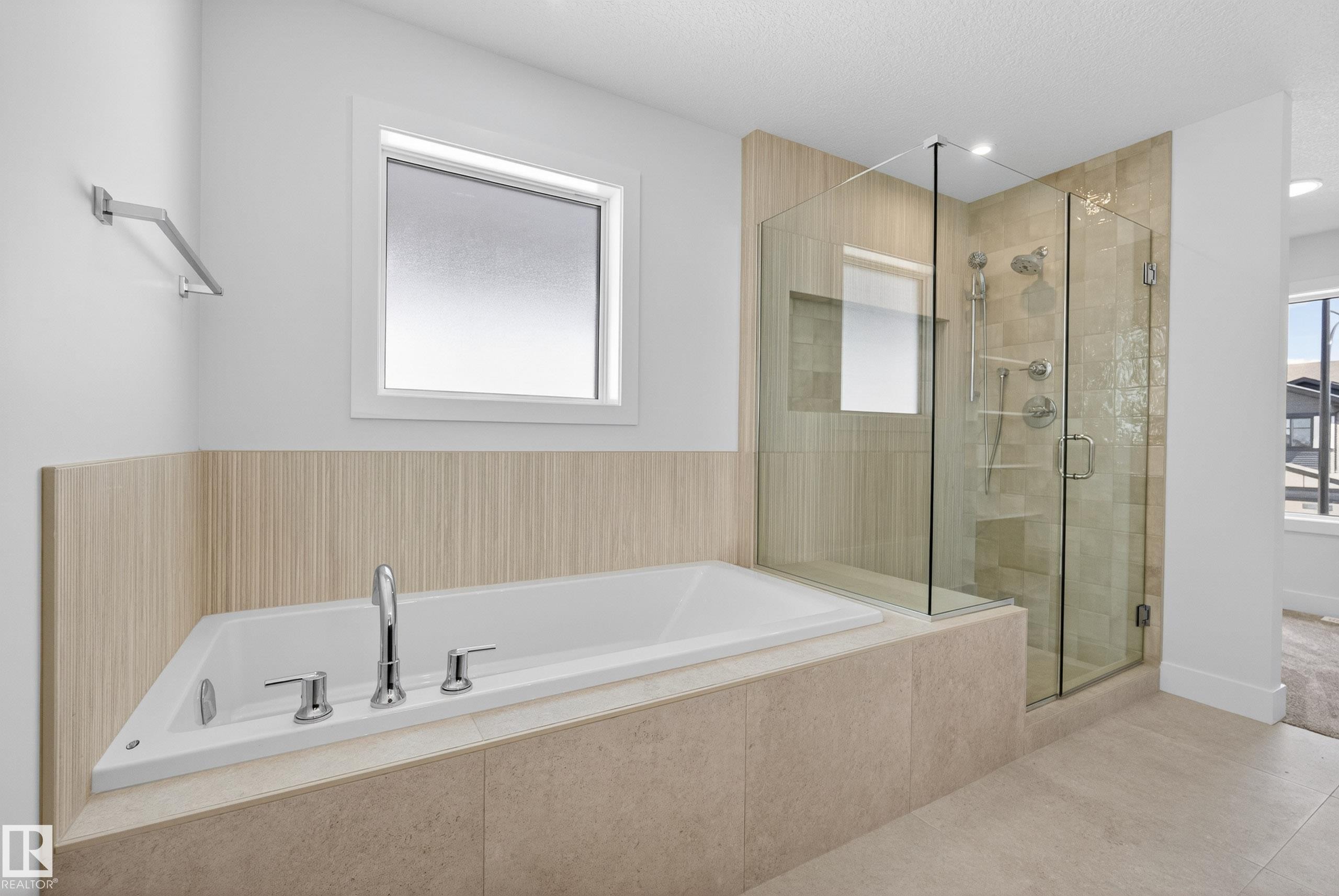 7089 Kiviaq Crescent, Edmonton, AB - Indoor Photo Showing Bathroom