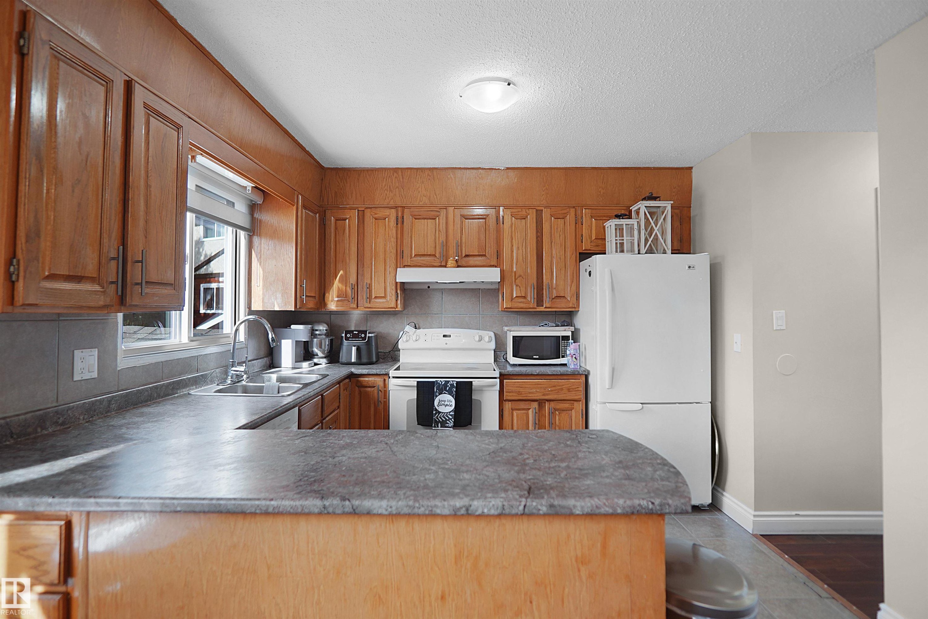10648 158 Avenue, Edmonton, AB - Indoor Photo Showing Kitchen