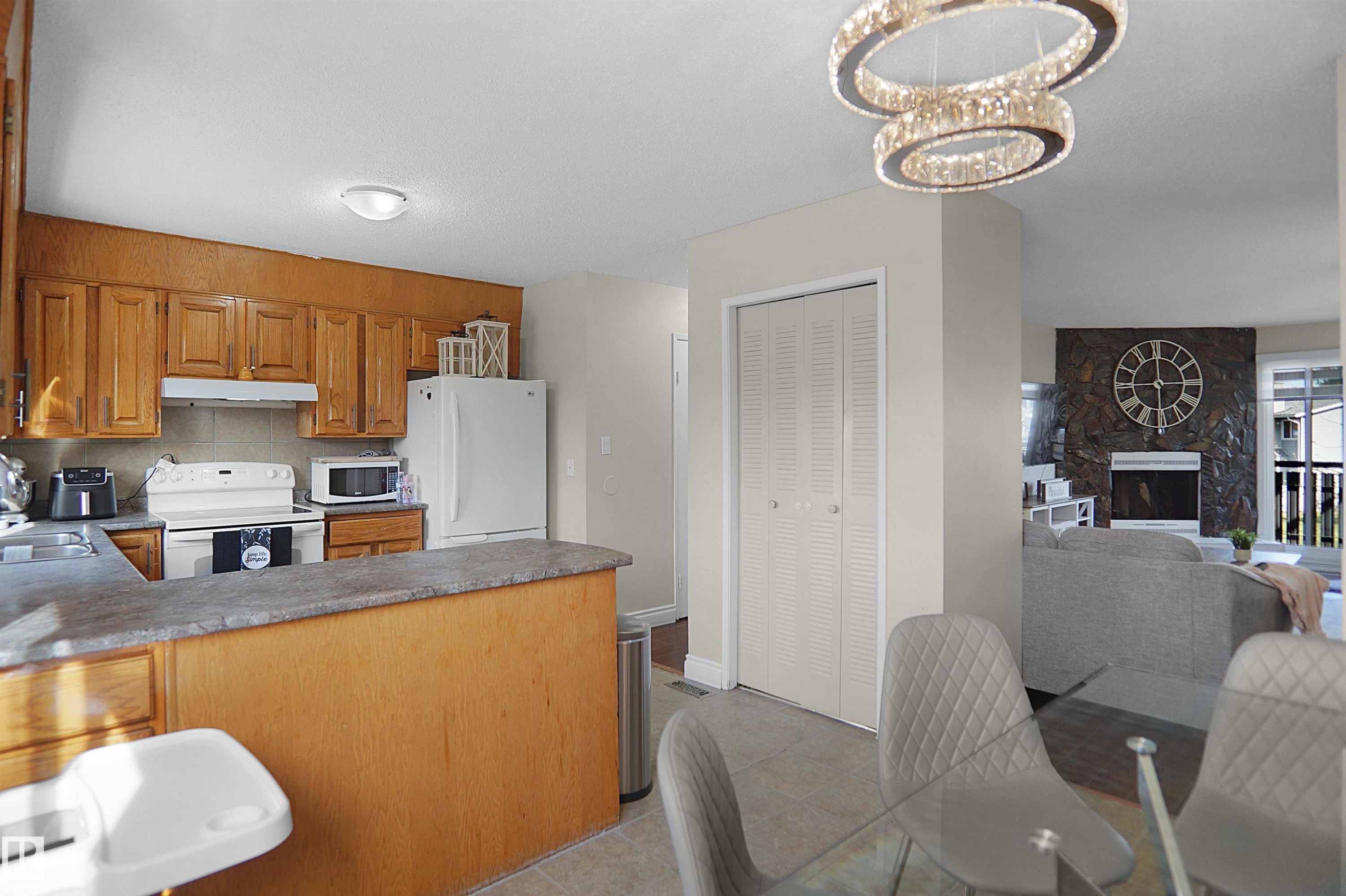 10648 158 Avenue, Edmonton, AB - Indoor Photo Showing Kitchen