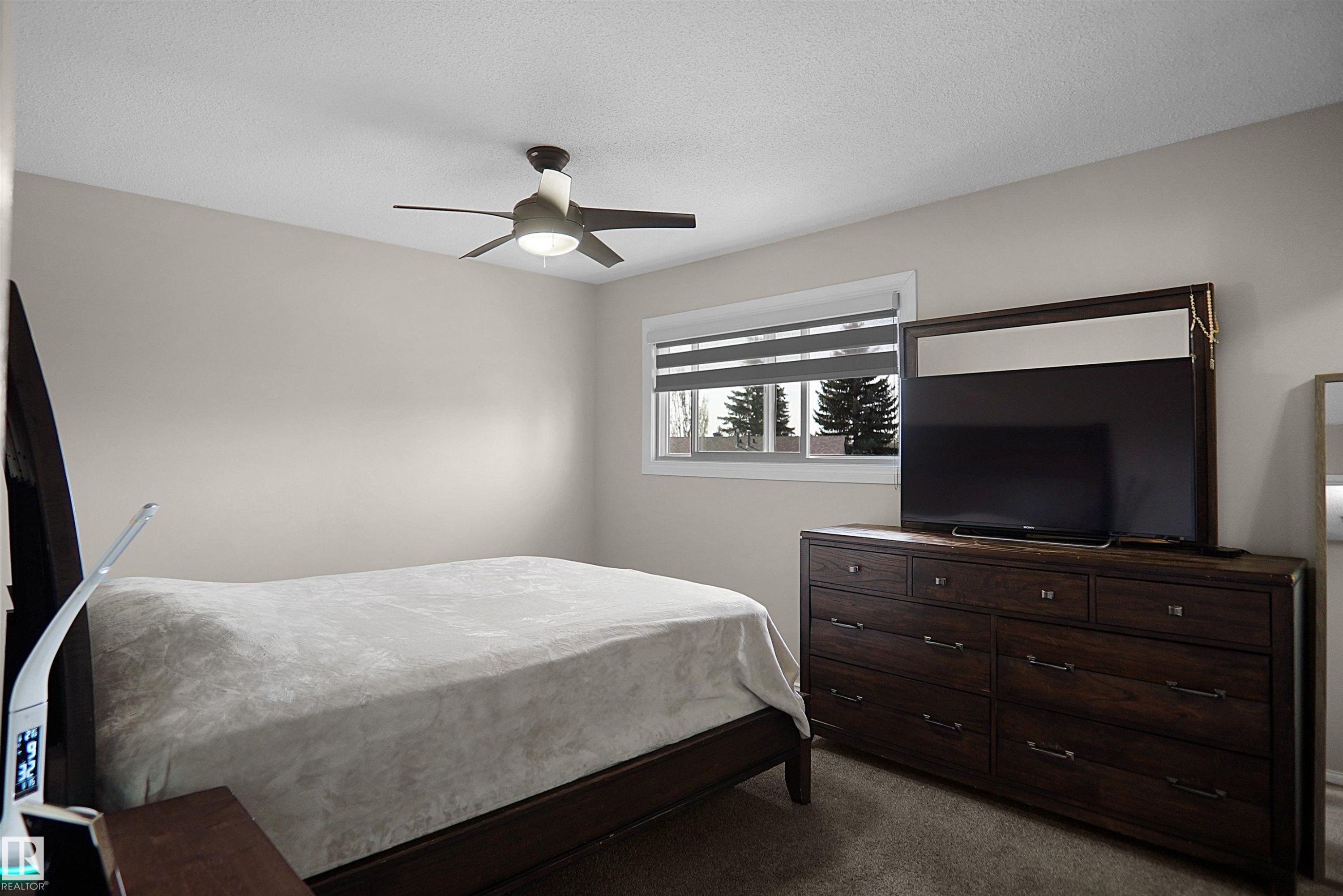 10648 158 Avenue, Edmonton, AB - Indoor Photo Showing Bedroom