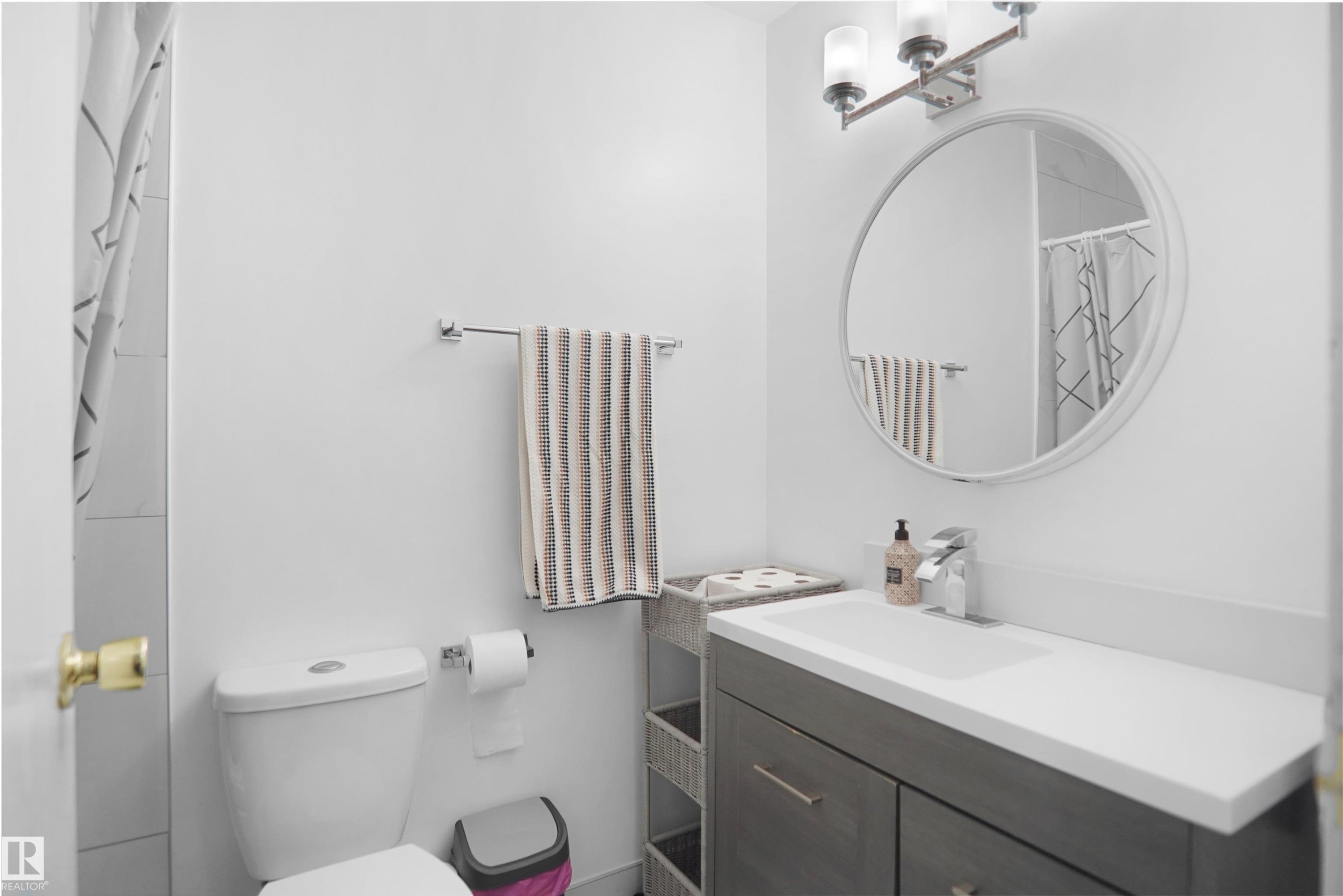 10648 158 Avenue, Edmonton, AB - Indoor Photo Showing Bathroom