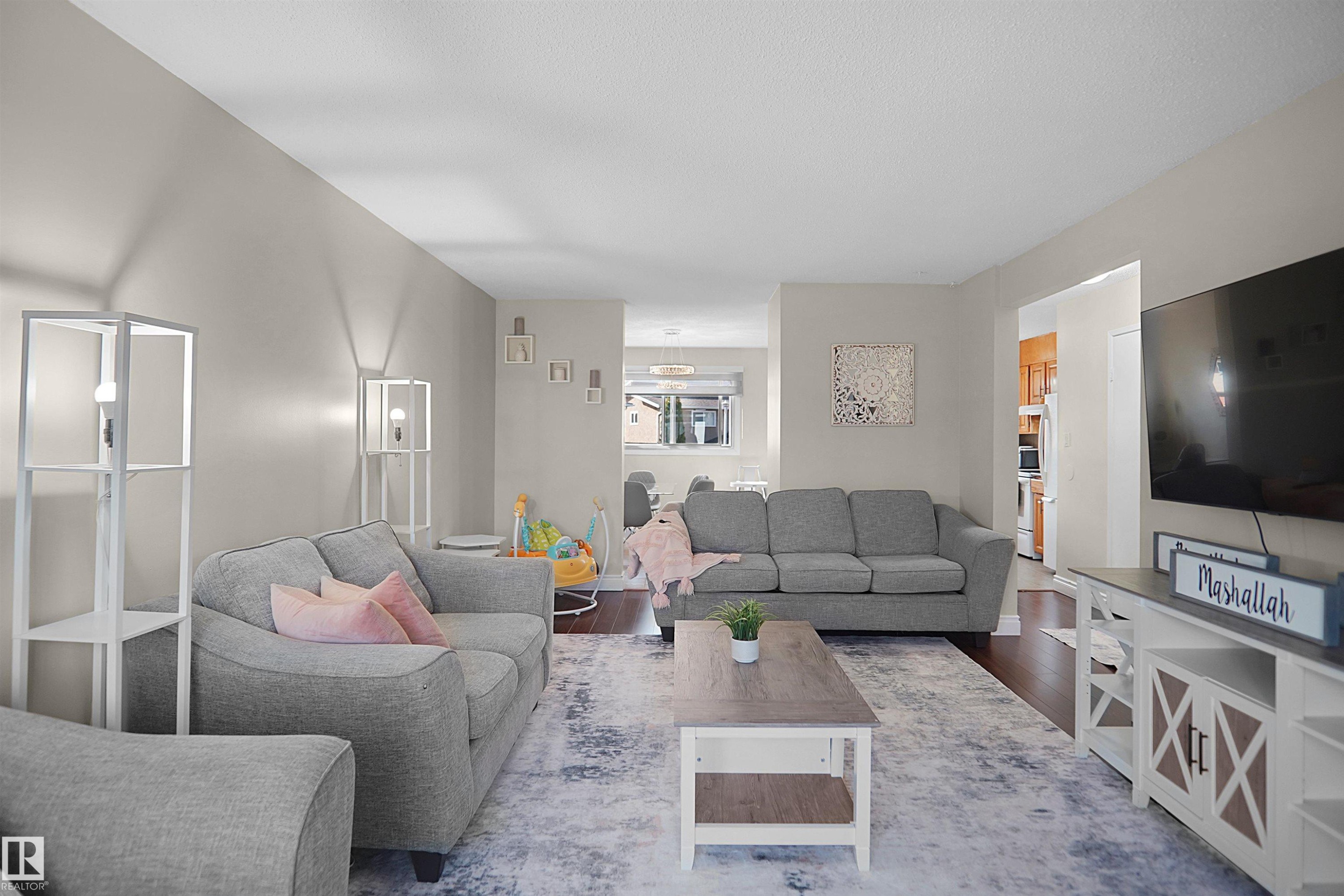 10648 158 Avenue, Edmonton, AB - Indoor Photo Showing Living Room