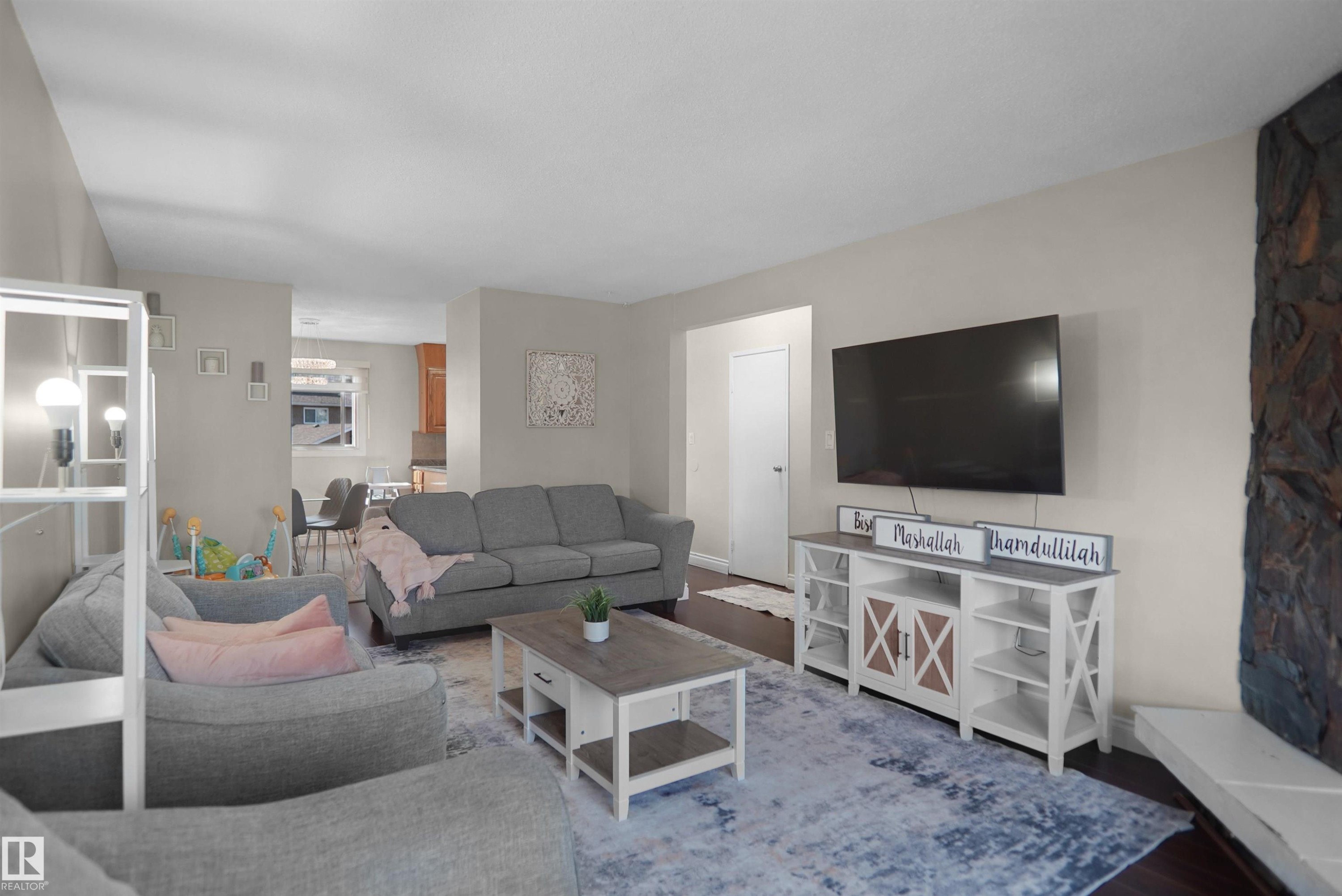 10648 158 Avenue, Edmonton, AB - Indoor Photo Showing Living Room