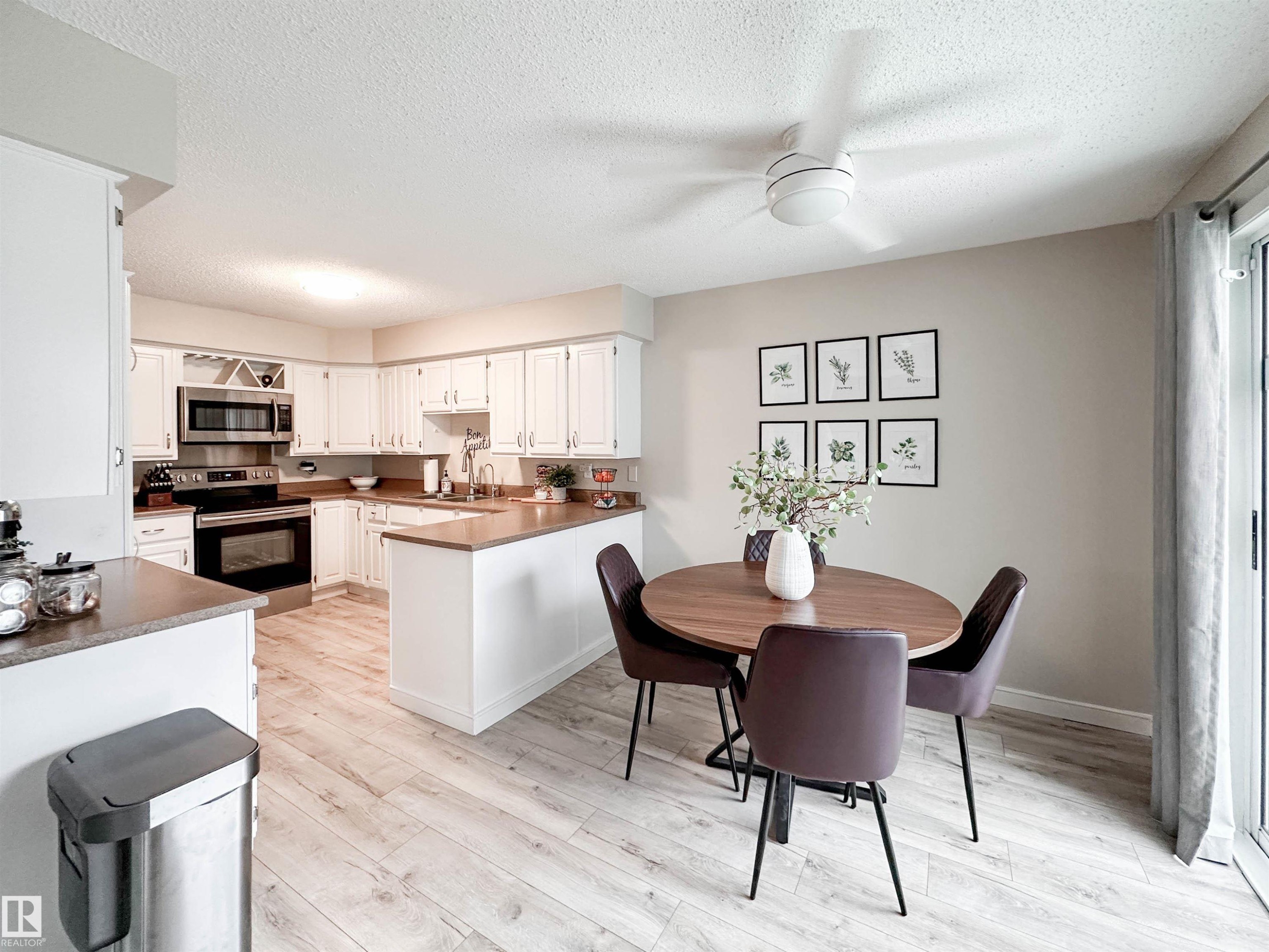 8 Whiteoaks Estates, St. Albert, AB - Indoor