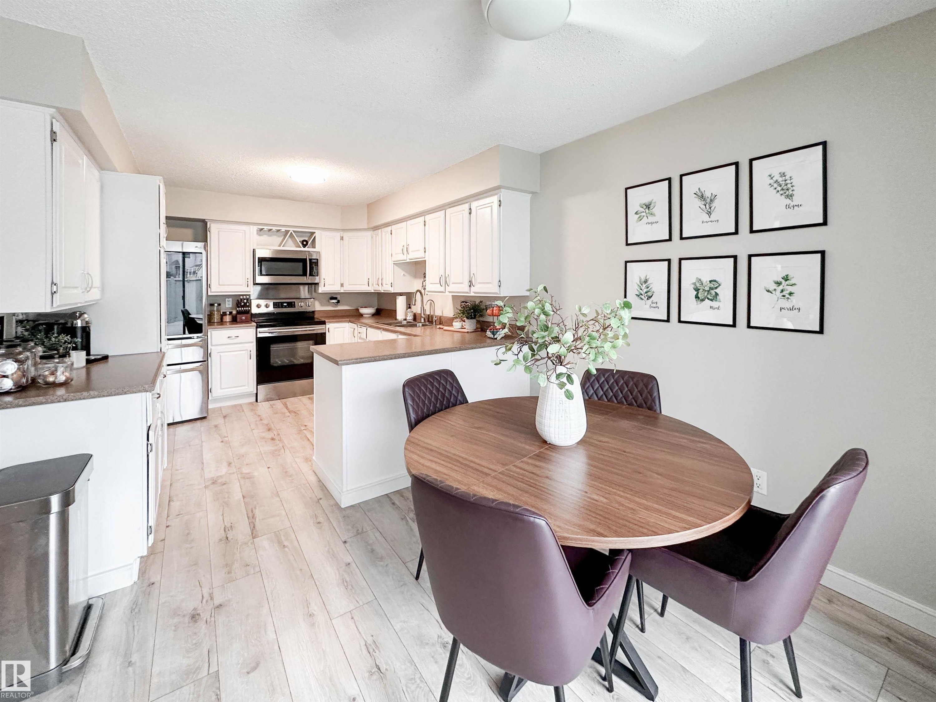 8 Whiteoaks Estates, St. Albert, AB - Indoor Photo Showing Dining Room