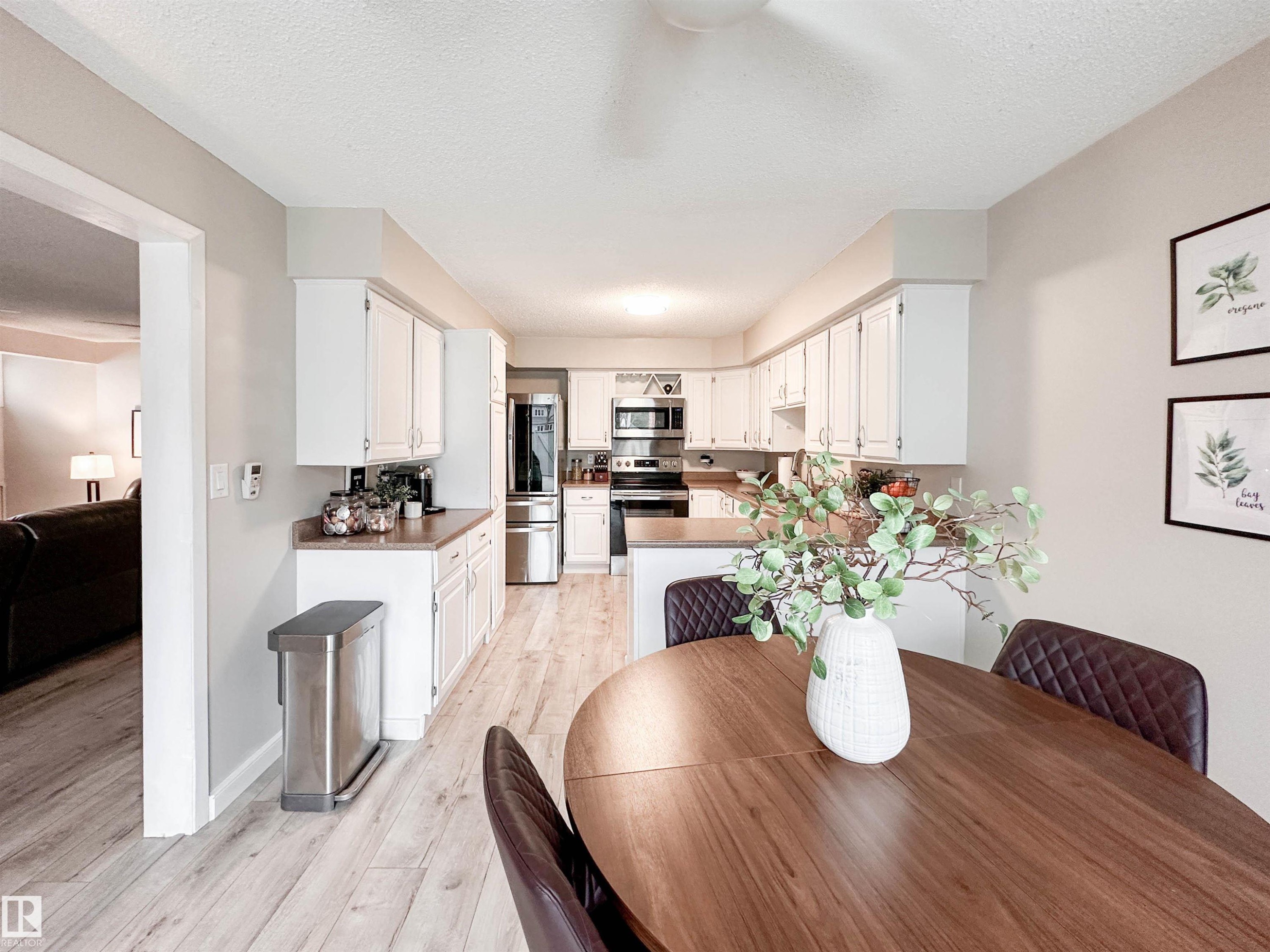 8 Whiteoaks Estates, St. Albert, AB - Indoor Photo Showing Dining Room