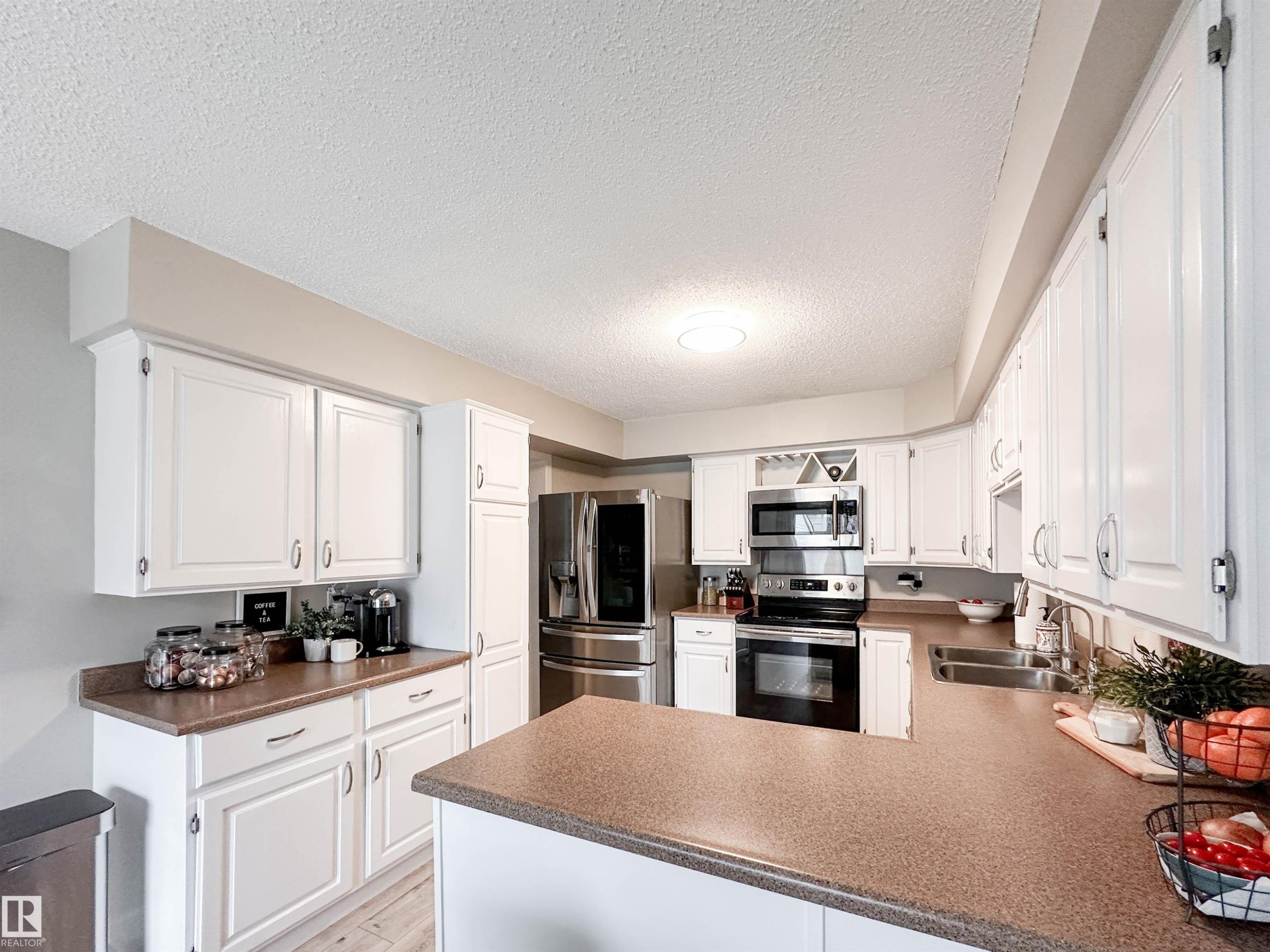 8 Whiteoaks Estates, St. Albert, AB - Indoor Photo Showing Kitchen With Double Sink