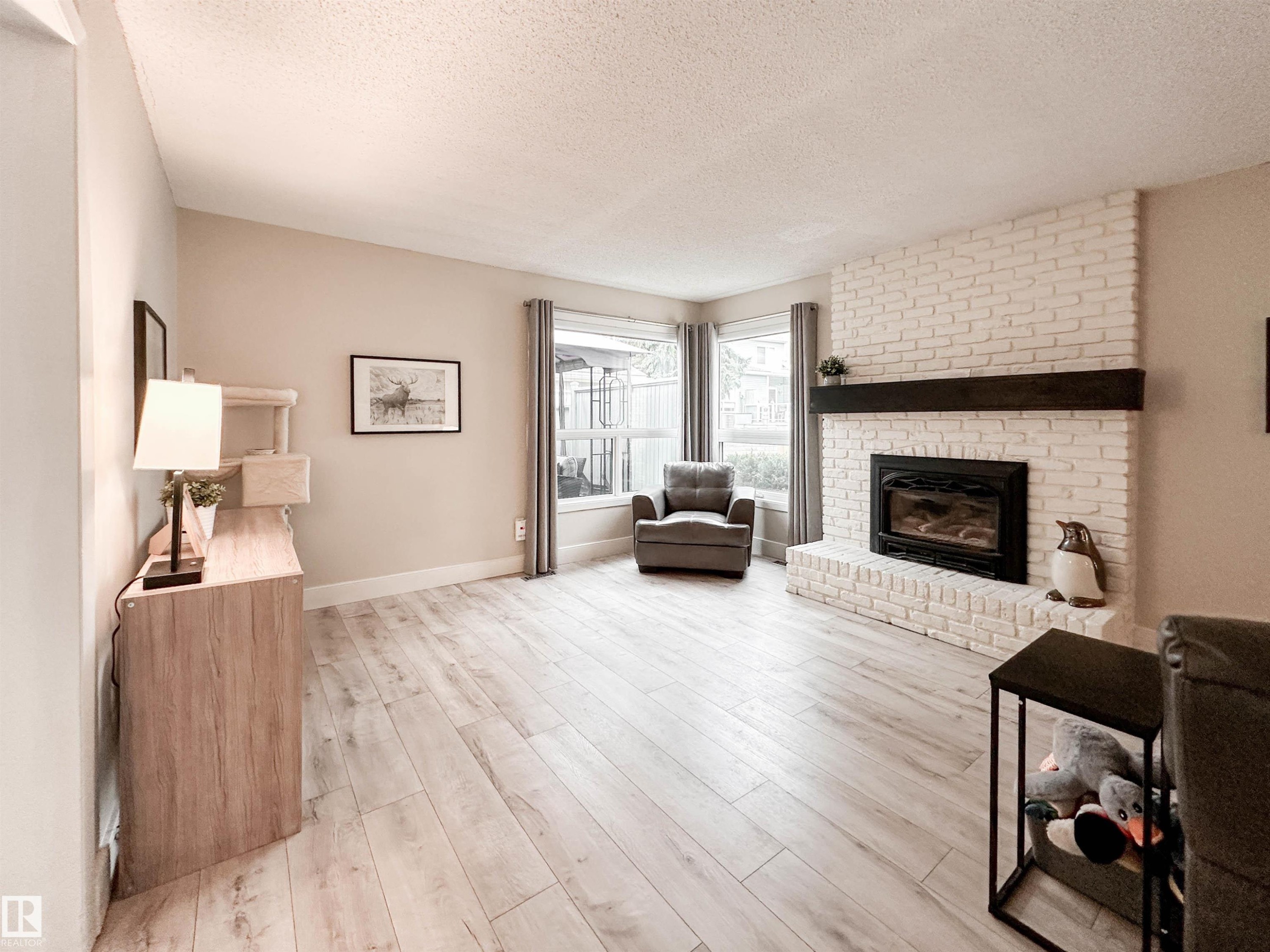 8 Whiteoaks Estates, St. Albert, AB - Indoor Photo Showing Living Room With Fireplace