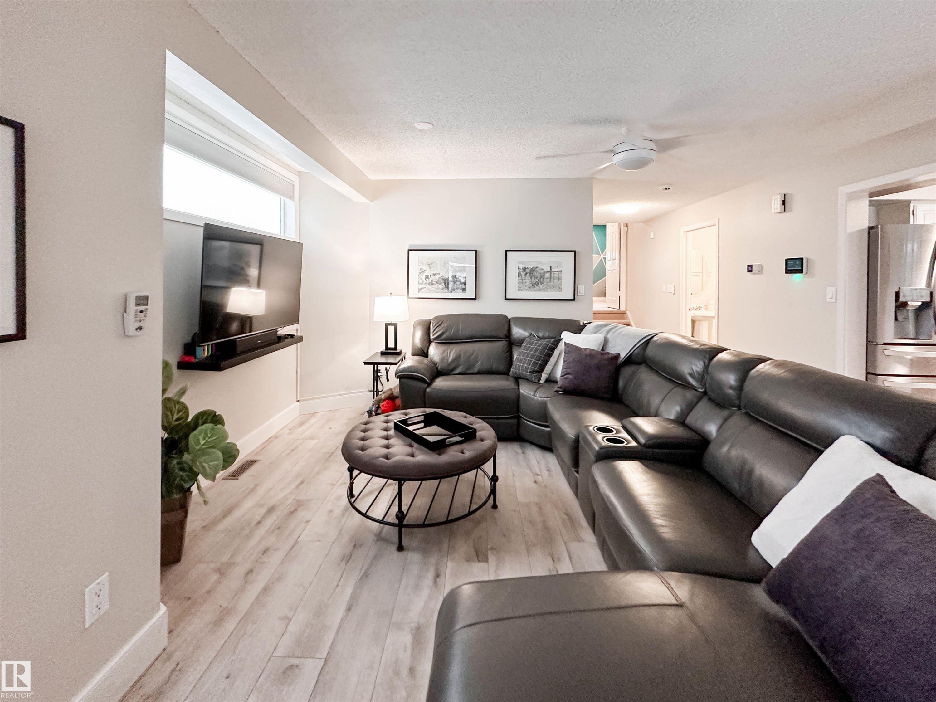 8 Whiteoaks Estates, St. Albert, AB - Indoor Photo Showing Living Room