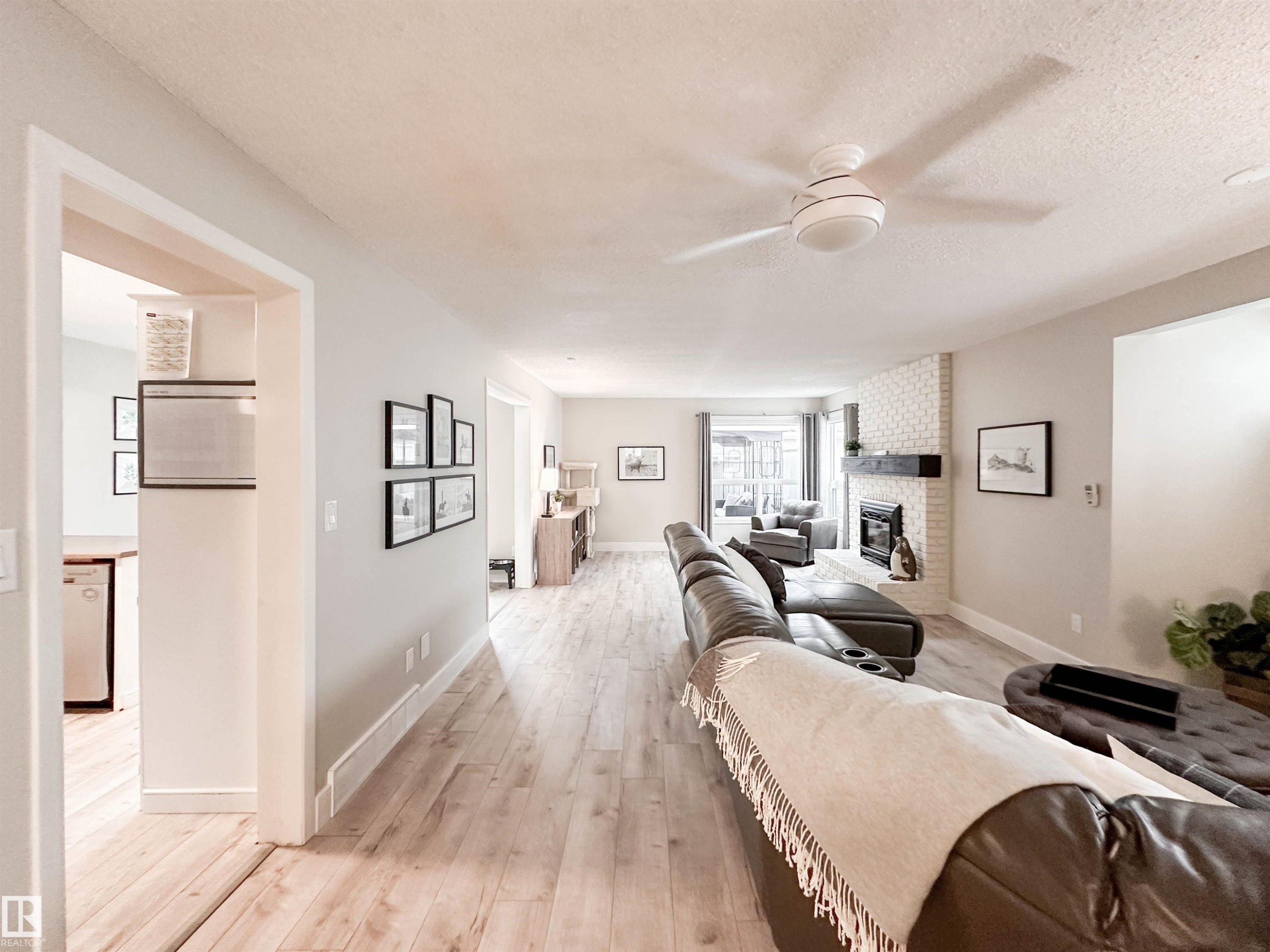 8 Whiteoaks Estates, St. Albert, AB - Indoor Photo Showing Living Room