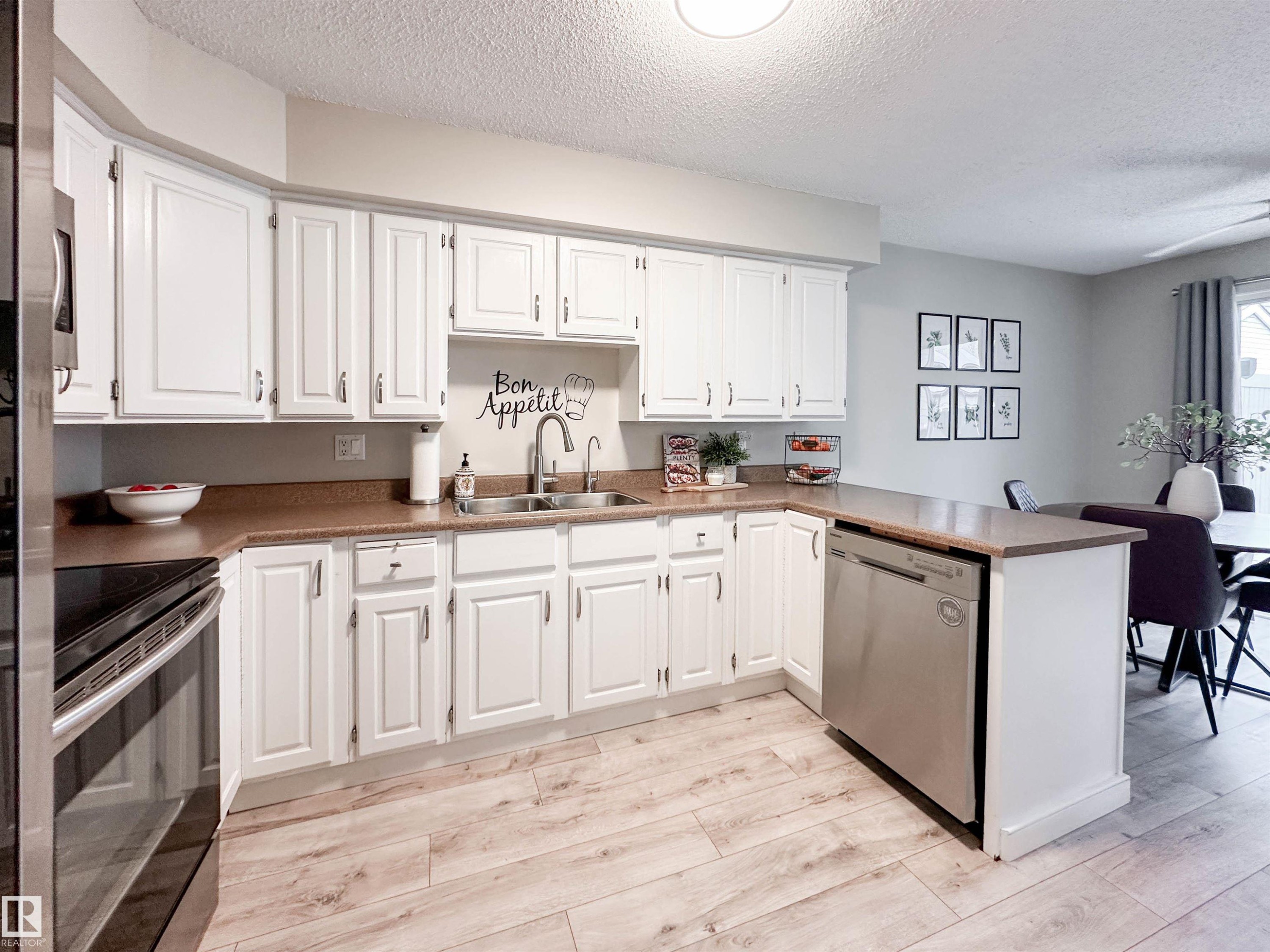 8 Whiteoaks Estates, St. Albert, AB - Indoor Photo Showing Kitchen With Double Sink