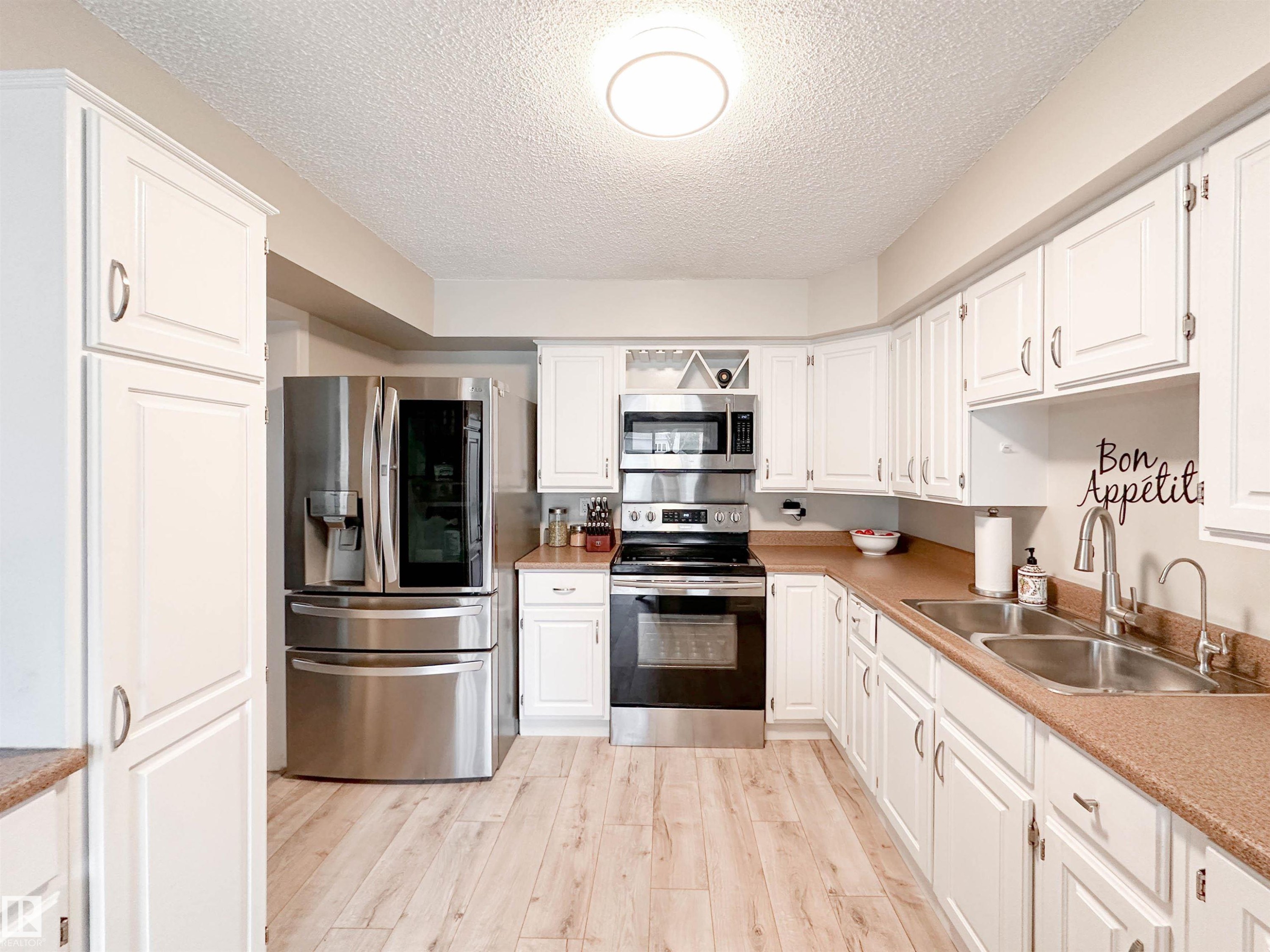 8 Whiteoaks Estates, St. Albert, AB - Indoor Photo Showing Kitchen With Double Sink