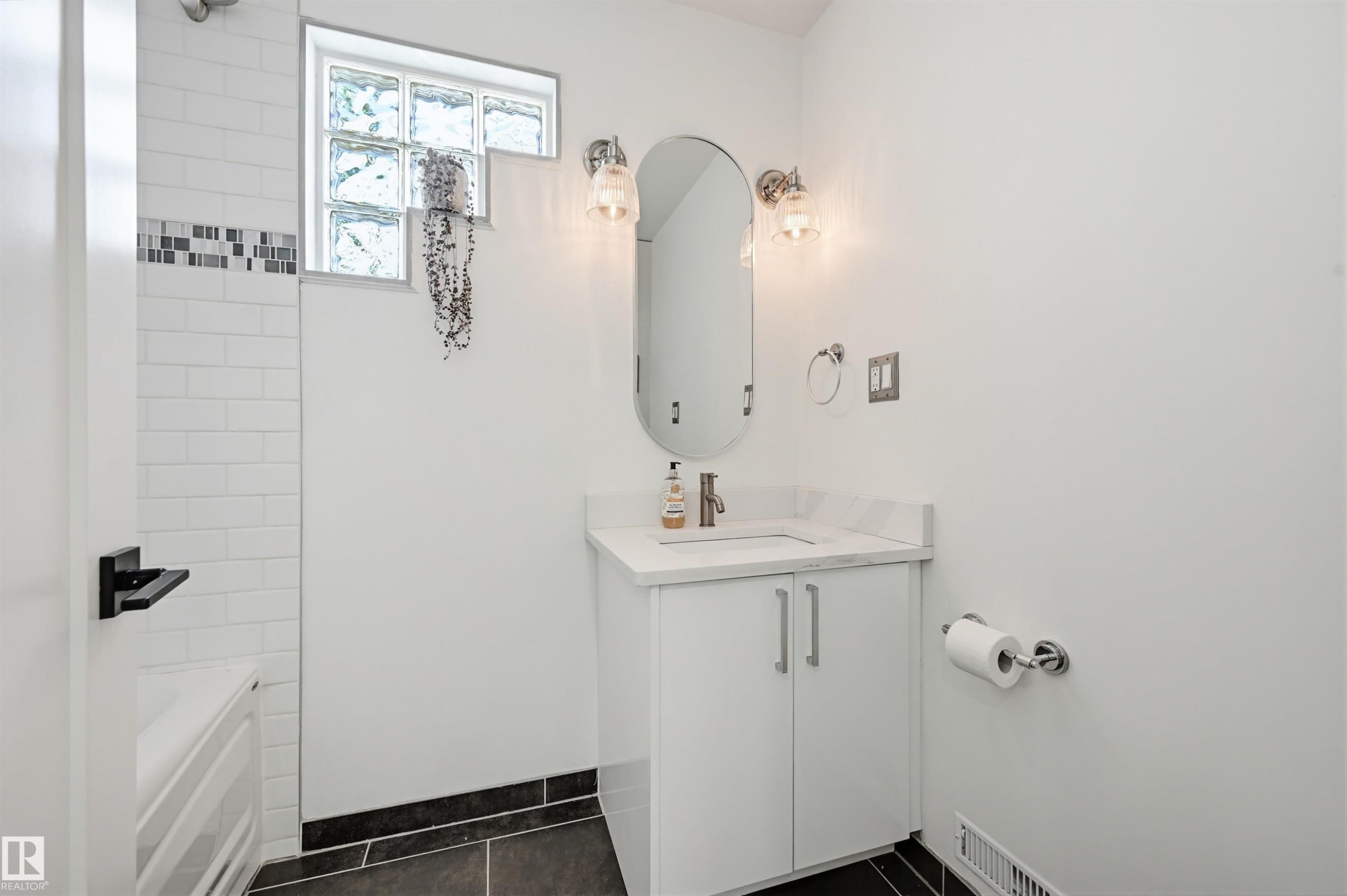11210 105 Street, Edmonton, AB - Indoor Photo Showing Bathroom
