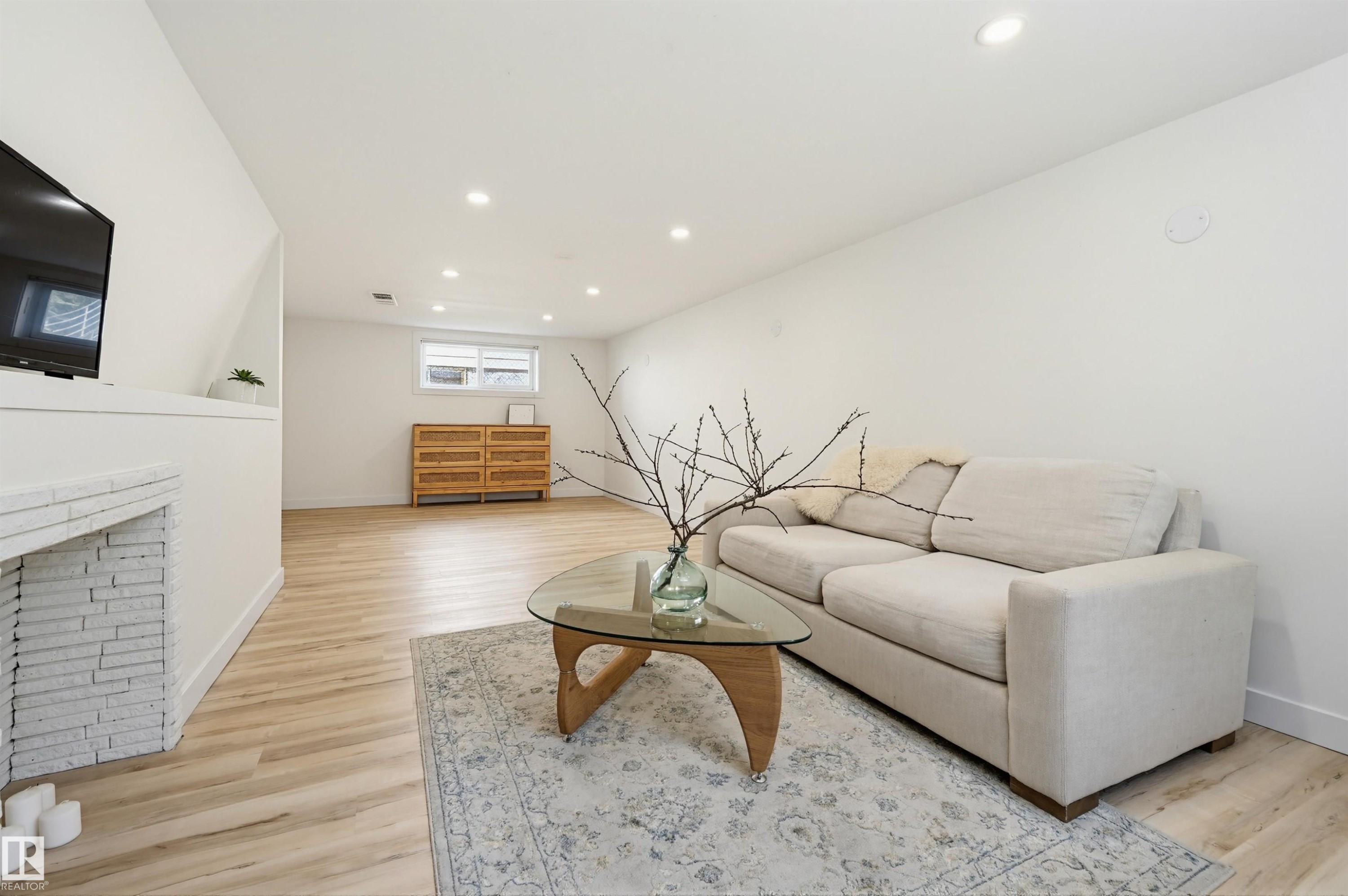 11210 105 Street, Edmonton, AB - Indoor Photo Showing Living Room